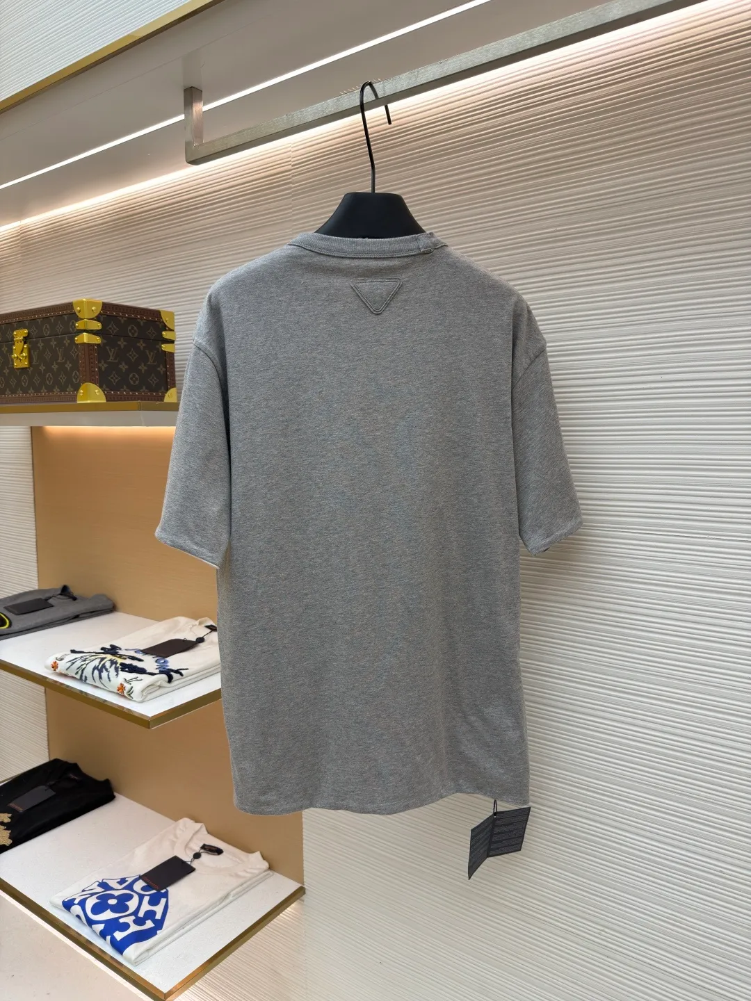 Prada double-sided design logo short sleeves ●Original version: Purchased and developed at 9150 ●Item number: 1682528-A15 ●Material: Velvet-feel plain cotton fabric ●Technology: Precision splicing and seaming production ●Color: Gray ●Version: Fitted version ●Weight: about 280 grams ●Size: S-M-L-XL ●Description: Customized velvet-feel plain cotton, soft and delicate, comfortable and close to the skin, twin aesthetics of gray and white interweaving Wearing the minimalist philosophy of two souls, the cloud white on the front uses Prada label details to define high-end restraint. The contrasting rib collar locks all eyes. The high-grade gray on the back uses the back triangle to highlight the essence of the brand. It is a quiet but unignorable presence. Combined with the frayed design, it is sublimated, filled with artistic atmosphere, double-sided elegance, and leads the trend. Precise splicing and seaming technology uses advanced sewing technology and equipment to ensure that the splicing of each short sleeve is smooth and tight, with smooth lines, and there will be no gaps inside and outside. The neckline is sewn using a computerized double-needle sewing process, using an advanced control system to sew two parallel stitches at the same time. Ensure that the size and shape of the neckline remain consistent, and use positioning and manual fraying. Local friction and wear on the fabric through manual operation will cause a natural damage effect on the surface of the fabric. The overall wiring is straight and delicate, the fabric is comfortable and soft, and the color is consistent without color difference. It can be matched with the same style to create a fashionable look and control various occasions. Customized accessories, complete with three standards, same style for men and women!