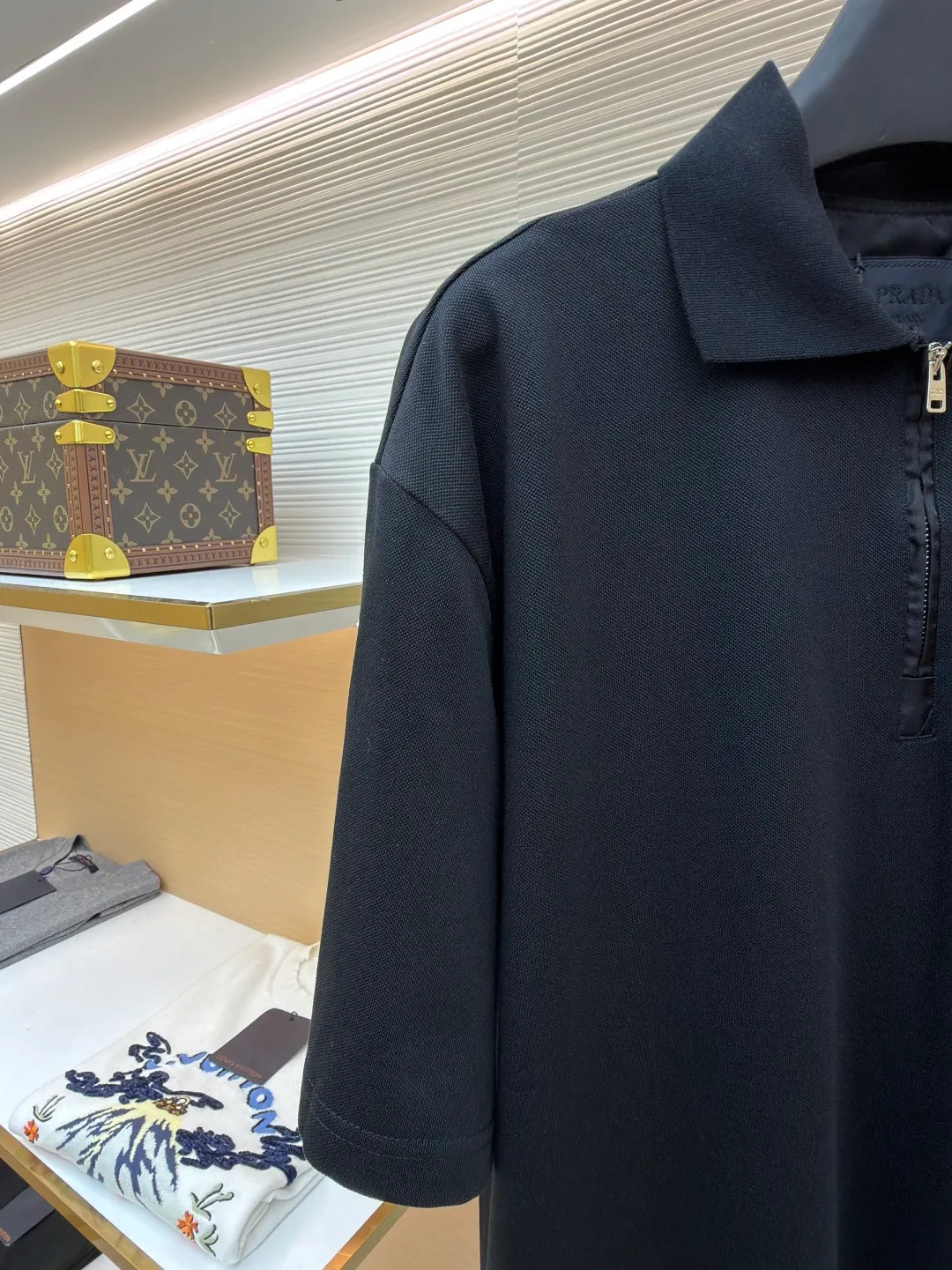 Prada triangle logo Polo shirt ●Original version: Purchased and developed for 7600 ●Item number: 1682422-A10 ●Fabric: piqué cotton fabric ●Technology: fabric washed and made ●Color: black ●Version: fitted version ●Weight: about 300 grams ●Size: S-M-L-XL ●Description: Customized embroidered Qiluo cotton piqué silk, delicate and smooth, tight and elastic The iconic enamel-coated triangular metal logo is embellished to highlight the elegance and nobility of the brand. It is integrated with zipper fashion elements. Casual yet stylish, elegant yet fashionable, a fashionable and versatile item. It shines with a unique light. The "Prada triangle mark" is positioned more accurately using imported special infrared machines. It is strong and strong, and the fabrics have been washed. It has a better hand feel and texture. It is not easy to deform, not easy to shrink, not easy to fade, and maintains long-term beauty. The overall wiring is straight and delicate, the fabric is comfortable and soft, and the color is consistent without color difference. It can be matched with the same style to create a fashionable look and control various occasions. Customized accessories, complete with three standards, same style for men and women!