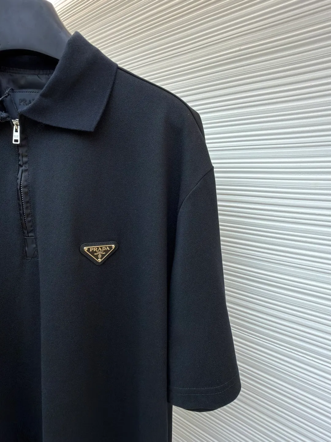 Prada triangle logo Polo shirt ●Original version: Purchased and developed for 7600 ●Item number: 1682422-A10 ●Fabric: piqué cotton fabric ●Technology: fabric washed and made ●Color: black ●Version: fitted version ●Weight: about 300 grams ●Size: S-M-L-XL ●Description: Customized embroidered Qiluo cotton piqué silk, delicate and smooth, tight and elastic The iconic enamel-coated triangular metal logo is embellished to highlight the elegance and nobility of the brand. It is integrated with zipper fashion elements. Casual yet stylish, elegant yet fashionable, a fashionable and versatile item. It shines with a unique light. The "Prada triangle mark" is positioned more accurately using imported special infrared machines. It is strong and strong, and the fabrics have been washed. It has a better hand feel and texture. It is not easy to deform, not easy to shrink, not easy to fade, and maintains long-term beauty. The overall wiring is straight and delicate, the fabric is comfortable and soft, and the color is consistent without color difference. It can be matched with the same style to create a fashionable look and control various occasions. Customized accessories, complete with three standards, same style for men and women!