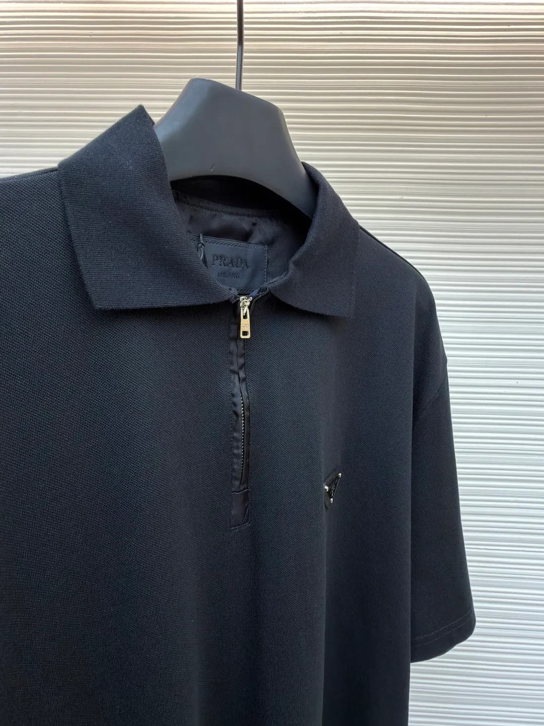 Prada triangle logo Polo shirt ●Original version: Purchased and developed for 7600 ●Item number: 1682422-A10 ●Fabric: piqué cotton fabric ●Technology: fabric washed and made ●Color: black ●Version: fitted version ●Weight: about 300 grams ●Size: S-M-L-XL ●Description: Customized embroidered Qiluo cotton piqué silk, delicate and smooth, tight and elastic The iconic enamel-coated triangular metal logo is embellished to highlight the elegance and nobility of the brand. It is integrated with zipper fashion elements. Casual yet stylish, elegant yet fashionable, a fashionable and versatile item. It shines with a unique light. The "Prada triangle mark" is positioned more accurately using imported special infrared machines. It is strong and strong, and the fabrics have been washed. It has a better hand feel and texture. It is not easy to deform, not easy to shrink, not easy to fade, and maintains long-term beauty. The overall wiring is straight and delicate, the fabric is comfortable and soft, and the color is consistent without color difference. It can be matched with the same style to create a fashionable look and control various occasions. Customized accessories, complete with three standards, same style for men and women!
