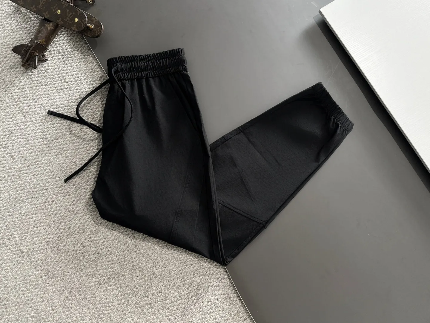 🅿️400 next day shipping Dior 2025 spring and summer new elastic band casual pants, thin counter custom fabrics, high breathability and comfort, impeccable details, brand element design concept, reflecting high quality. It feels delicate and soft! It presents a casual cut and the upper body shape is great! Size: M-4XL
