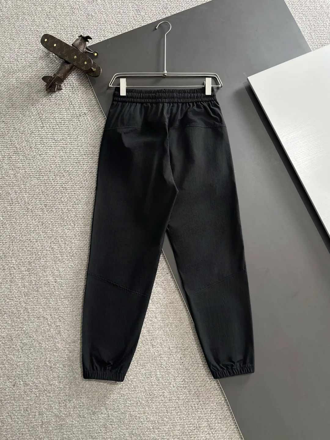 🅿️400 next day shipping Dior 2025 spring and summer new elastic band casual pants, thin counter custom fabrics, high breathability and comfort, impeccable details, brand element design concept, reflecting high quality. It feels delicate and soft! It presents a casual cut and the upper body shape is great! Size: M-4XL