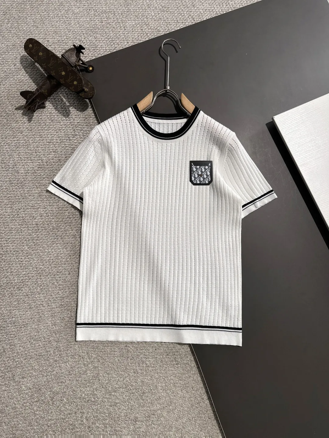 🅿️330 shipped next day. High quality Dior 2025 spring and summer new men's round neck short-sleeved T-shirt. Made of combed cotton yarn knitted cotton fabric. Pure cotton high-weight special yarn. It feels heavy when weighed. The upper body is also more textured than ordinary T-shirts. This texture can cope with the weather easily and is suitable for both hot and cold! The pattern on the chest adopts three-dimensional embroidery technology, and is perfectly produced stitch by stitch with reference to the original version! Loose fit design, looks noble. Size: M to XXXL