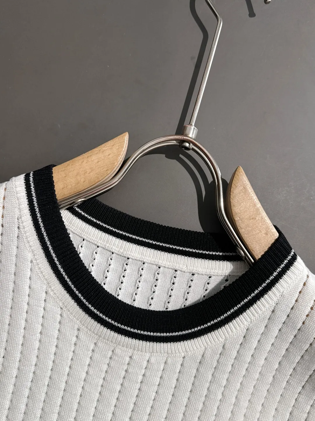🅿️330 shipped next day. High quality Dior 2025 spring and summer new men's round neck short-sleeved T-shirt. Made of combed cotton yarn knitted cotton fabric. Pure cotton high-weight special yarn. It feels heavy when weighed. The upper body is also more textured than ordinary T-shirts. This texture can cope with the weather easily and is suitable for both hot and cold! The pattern on the chest adopts three-dimensional embroidery technology, and is perfectly produced stitch by stitch with reference to the original version! Loose fit design, looks noble. Size: M to XXXL