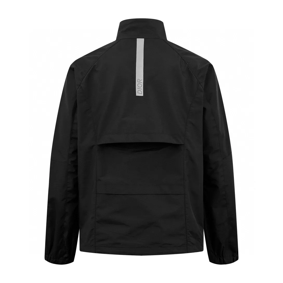 🅿️610 [Exclusive supply] CD Diamond logo reflective printed jacket. Original purchase of 38,000 developed. The fabric is made of customized obsidian intelligent laminated technical silk. It is windproof, rainproof and sweat-resistant. It has three-proof barrier. It has excellent texture. It is based on pure black and sets a versatile tone. The Dior Diamond logo on the front is presented in a simple and exquisite form. It complements the eye-catching Dior logo on the back. When the light falls, Instantly shine brightly. Between order and function, build a minimalist protective aesthetic. Dynamic elegance. Use a pioneering attitude to interpret a new realm of sports aesthetics. Infrared positioning heat transfer technology. Infrared positioning CD Diamond position is more precise. Use heat transfer materials for processing. Bake the fabric to fix the printing pattern. Add fluorescent powder in the offset printing process. Let creativity and inspiration shine. Fluid lamination technology. The liquid adhesive strip is set by condensation. Form an invisible fluid sealing line at the seam of the fabric. The three-dimensional folds use gradient glue technology and achieve waterproof sealing. Functionality and aesthetics are symbiotic. The template machine opens the bag. The preset template guides the position, shape and size of the bag opening. The accuracy ensures the quality of the bag opening effect. Size:44-46-48-50