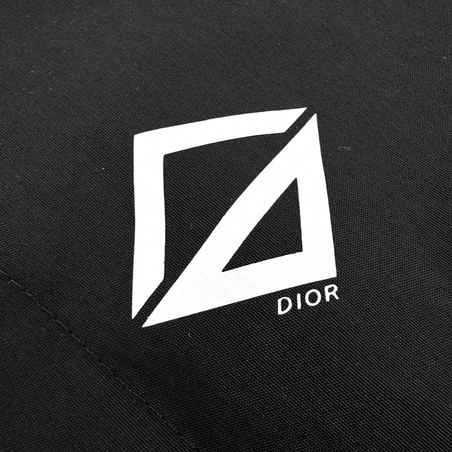 🅿️610 [Exclusive supply] CD Diamond logo reflective printed jacket. Original purchase of 38,000 developed. The fabric is made of customized obsidian intelligent laminated technical silk. It is windproof, rainproof and sweat-resistant. It has three-proof barrier. It has excellent texture. It is based on pure black and sets a versatile tone. The Dior Diamond logo on the front is presented in a simple and exquisite form. It complements the eye-catching Dior logo on the back. When the light falls, Instantly shine brightly. Between order and function, build a minimalist protective aesthetic. Dynamic elegance. Use a pioneering attitude to interpret a new realm of sports aesthetics. Infrared positioning heat transfer technology. Infrared positioning CD Diamond position is more precise. Use heat transfer materials for processing. Bake the fabric to fix the printing pattern. Add fluorescent powder in the offset printing process. Let creativity and inspiration shine. Fluid lamination technology. The liquid adhesive strip is set by condensation. Form an invisible fluid sealing line at the seam of the fabric. The three-dimensional folds use gradient glue technology and achieve waterproof sealing. Functionality and aesthetics are symbiotic. The template machine opens the bag. The preset template guides the position, shape and size of the bag opening. The accuracy ensures the quality of the bag opening effect. Size:44-46-48-50