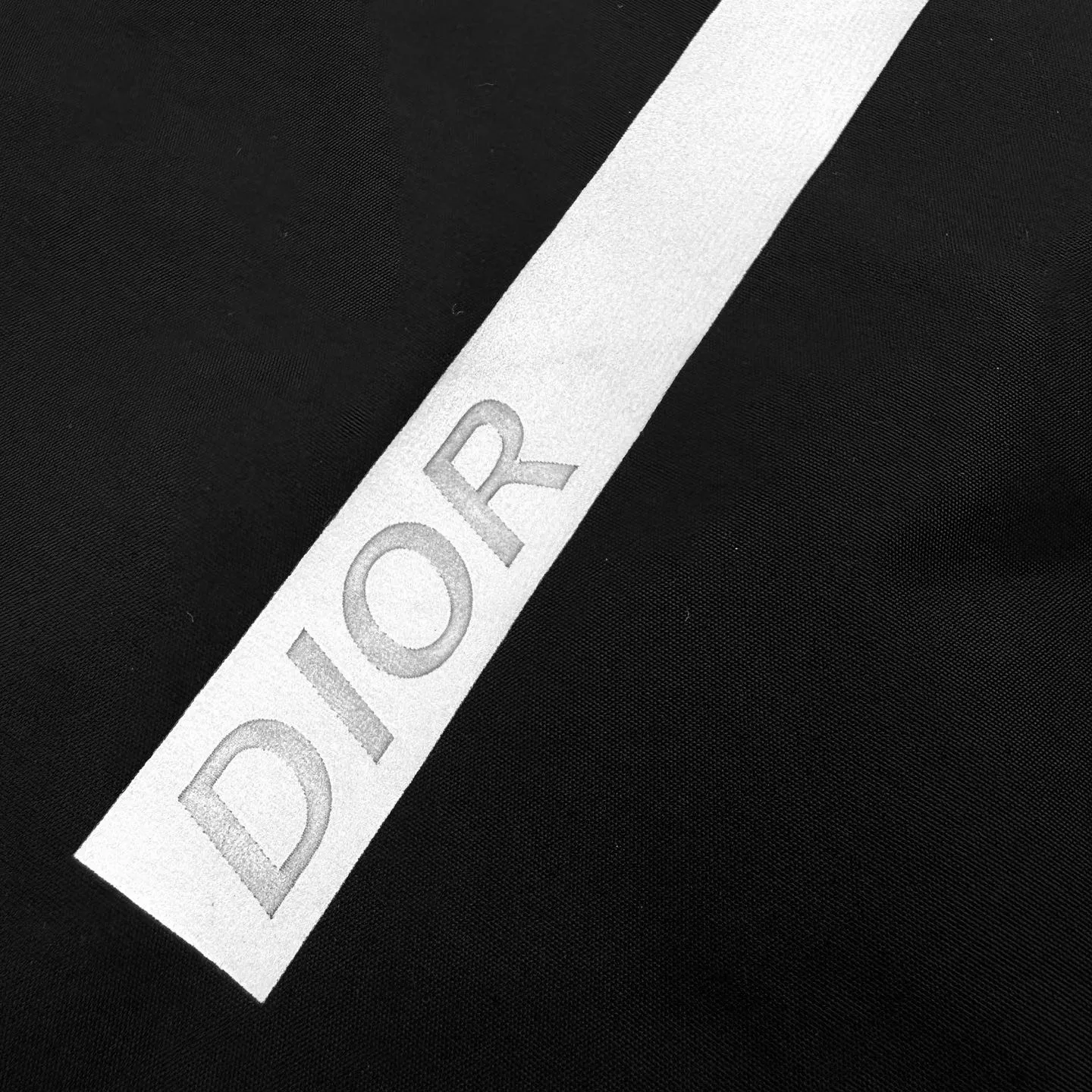 🅿️610 [Exclusive supply] CD Diamond logo reflective printed jacket. Original purchase of 38,000 developed. The fabric is made of customized obsidian intelligent laminated technical silk. It is windproof, rainproof and sweat-resistant. It has three-proof barrier. It has excellent texture. It is based on pure black and sets a versatile tone. The Dior Diamond logo on the front is presented in a simple and exquisite form. It complements the eye-catching Dior logo on the back. When the light falls, Instantly shine brightly. Between order and function, build a minimalist protective aesthetic. Dynamic elegance. Use a pioneering attitude to interpret a new realm of sports aesthetics. Infrared positioning heat transfer technology. Infrared positioning CD Diamond position is more precise. Use heat transfer materials for processing. Bake the fabric to fix the printing pattern. Add fluorescent powder in the offset printing process. Let creativity and inspiration shine. Fluid lamination technology. The liquid adhesive strip is set by condensation. Form an invisible fluid sealing line at the seam of the fabric. The three-dimensional folds use gradient glue technology and achieve waterproof sealing. Functionality and aesthetics are symbiotic. The template machine opens the bag. The preset template guides the position, shape and size of the bag opening. The accuracy ensures the quality of the bag opening effect. Size:44-46-48-50