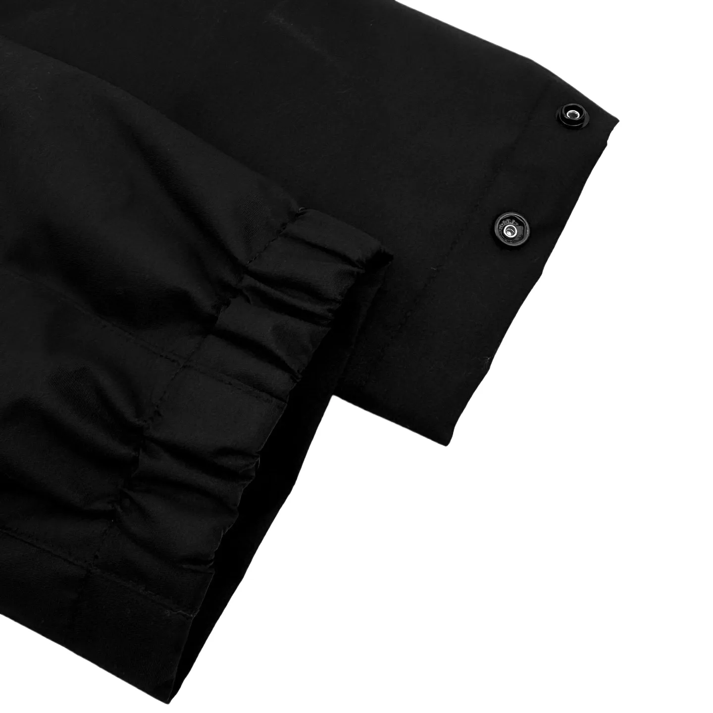 🅿️610 [Exclusive supply] CD Diamond logo reflective printed jacket. Original purchase of 38,000 developed. The fabric is made of customized obsidian intelligent laminated technical silk. It is windproof, rainproof and sweat-resistant. It has three-proof barrier. It has excellent texture. It is based on pure black and sets a versatile tone. The Dior Diamond logo on the front is presented in a simple and exquisite form. It complements the eye-catching Dior logo on the back. When the light falls, Instantly shine brightly. Between order and function, build a minimalist protective aesthetic. Dynamic elegance. Use a pioneering attitude to interpret a new realm of sports aesthetics. Infrared positioning heat transfer technology. Infrared positioning CD Diamond position is more precise. Use heat transfer materials for processing. Bake the fabric to fix the printing pattern. Add fluorescent powder in the offset printing process. Let creativity and inspiration shine. Fluid lamination technology. The liquid adhesive strip is set by condensation. Form an invisible fluid sealing line at the seam of the fabric. The three-dimensional folds use gradient glue technology and achieve waterproof sealing. Functionality and aesthetics are symbiotic. The template machine opens the bag. The preset template guides the position, shape and size of the bag opening. The accuracy ensures the quality of the bag opening effect. Size:44-46-48-50