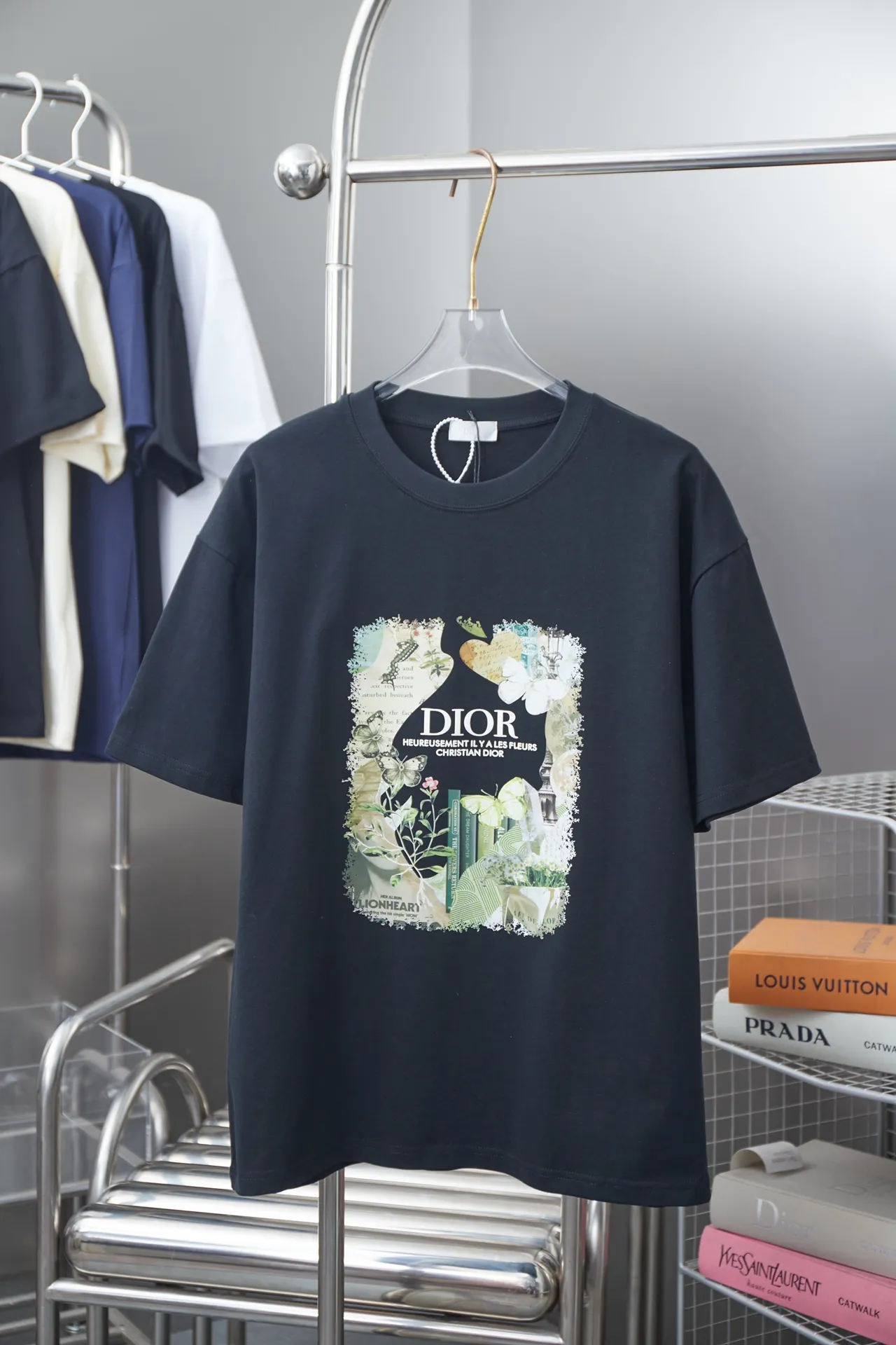🅿️190 Christian D*or CD 25SS early spring new style, letter logo printed short sleeves, light luxury, essential item for daily commuting for men and women, correct version, welcome to compare, detailed features · 320g 100% pure cotton double yarn jersey fabric · Custom dyed in the same cylinder, special thickened 32 pieces double-strand 1X1 thread · Imported Kornit digital direct-injection printing · Double-needle stitching and cross-stitching technology · Original main mark, washed tag, brand moisture-proof paper packaging Color: black/white/red Size: S/M/L/XL