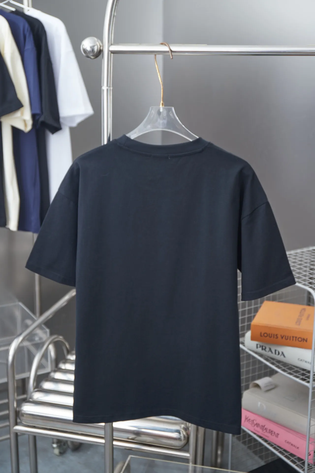 🅿️190 Christian D*or CD 25SS early spring new style, letter logo printed short sleeves, light luxury, essential item for daily commuting for men and women, correct version, welcome to compare, detailed features · 320g 100% pure cotton double yarn jersey fabric · Custom dyed in the same cylinder, special thickened 32 pieces double-strand 1X1 thread · Imported Kornit digital direct-injection printing · Double-needle stitching and cross-stitching technology · Original main mark, washed tag, brand moisture-proof paper packaging Color: black/white/red Size: S/M/L/XL