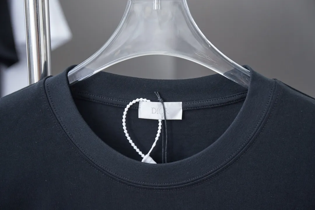 🅿️190 Christian D*or CD 25SS early spring new style, letter logo printed short sleeves, light luxury, essential item for daily commuting for men and women, correct version, welcome to compare, detailed features · 320g 100% pure cotton double yarn jersey fabric · Custom dyed in the same cylinder, special thickened 32 pieces double-strand 1X1 thread · Imported Kornit digital direct-injection printing · Double-needle stitching and cross-stitching technology · Original main mark, washed tag, brand moisture-proof paper packaging Color: black/white/red Size: S/M/L/XL