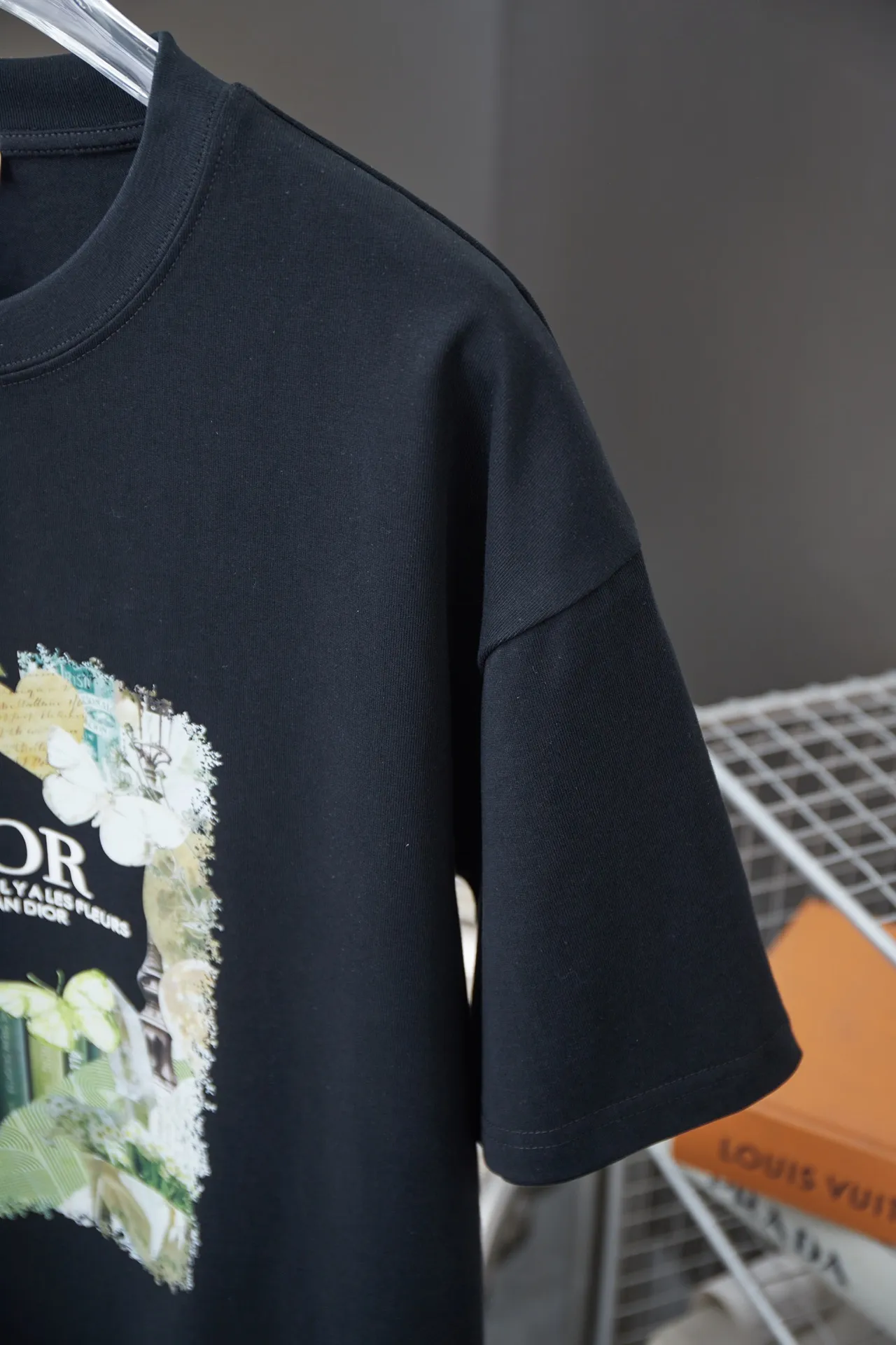 🅿️190 Christian D*or CD 25SS early spring new style, letter logo printed short sleeves, light luxury, essential item for daily commuting for men and women, correct version, welcome to compare, detailed features · 320g 100% pure cotton double yarn jersey fabric · Custom dyed in the same cylinder, special thickened 32 pieces double-strand 1X1 thread · Imported Kornit digital direct-injection printing · Double-needle stitching and cross-stitching technology · Original main mark, washed tag, brand moisture-proof paper packaging Color: black/white/red Size: S/M/L/XL