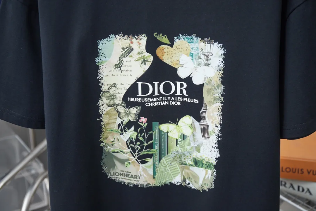 🅿️190 Christian D*or CD 25SS early spring new style, letter logo printed short sleeves, light luxury, essential item for daily commuting for men and women, correct version, welcome to compare, detailed features · 320g 100% pure cotton double yarn jersey fabric · Custom dyed in the same cylinder, special thickened 32 pieces double-strand 1X1 thread · Imported Kornit digital direct-injection printing · Double-needle stitching and cross-stitching technology · Original main mark, washed tag, brand moisture-proof paper packaging Color: black/white/red Size: S/M/L/XL