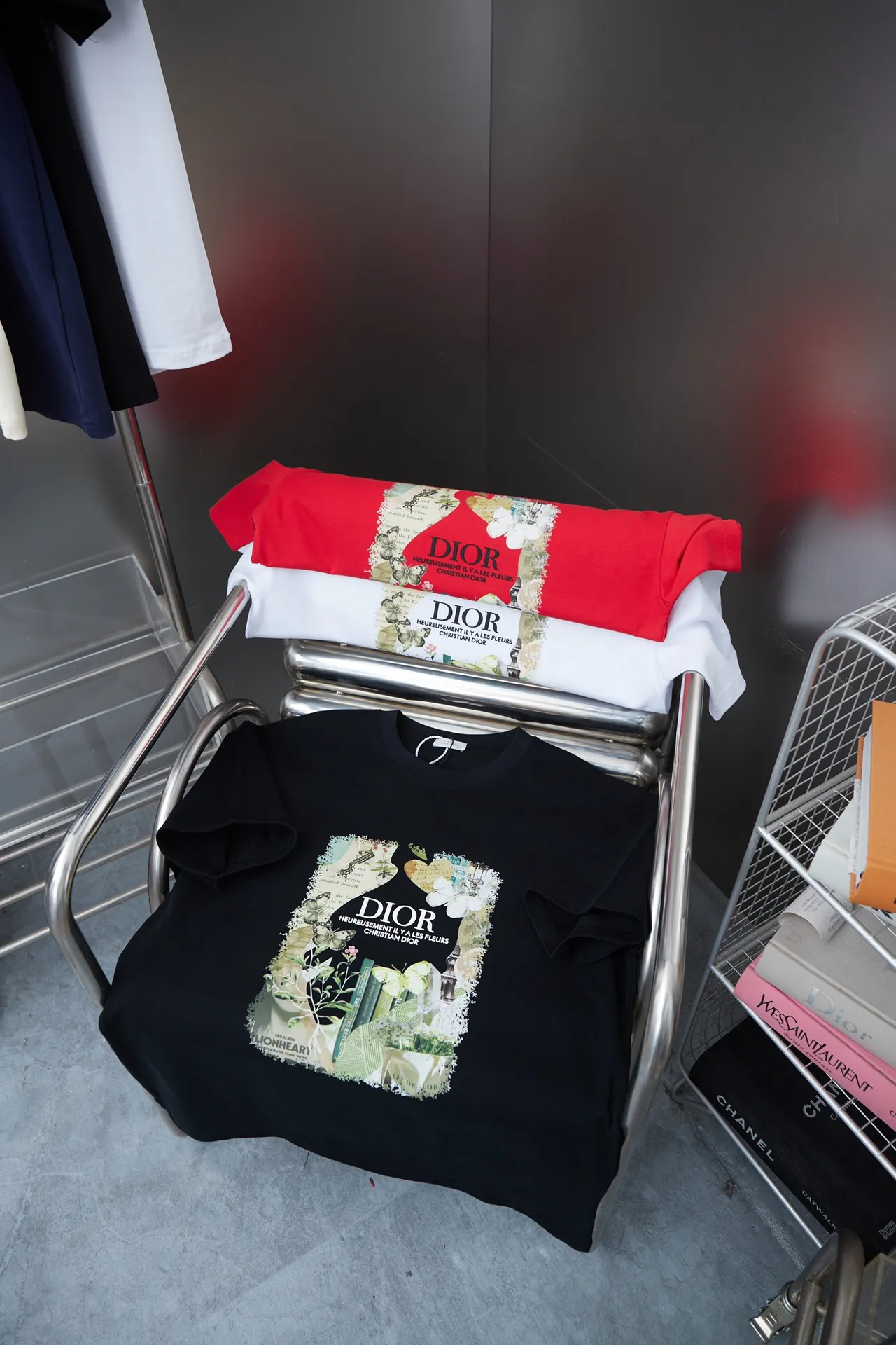 🅿️190 Christian D*or CD 25SS early spring new style, letter logo printed short sleeves, light luxury, essential item for daily commuting for men and women, correct version, welcome to compare, detailed features · 320g 100% pure cotton double yarn jersey fabric · Custom dyed in the same cylinder, special thickened 32 pieces double-strand 1X1 thread · Imported Kornit digital direct-injection printing · Double-needle stitching and cross-stitching technology · Original main mark, washed tag, brand moisture-proof paper packaging Color: black/white/red Size: S/M/L/XL