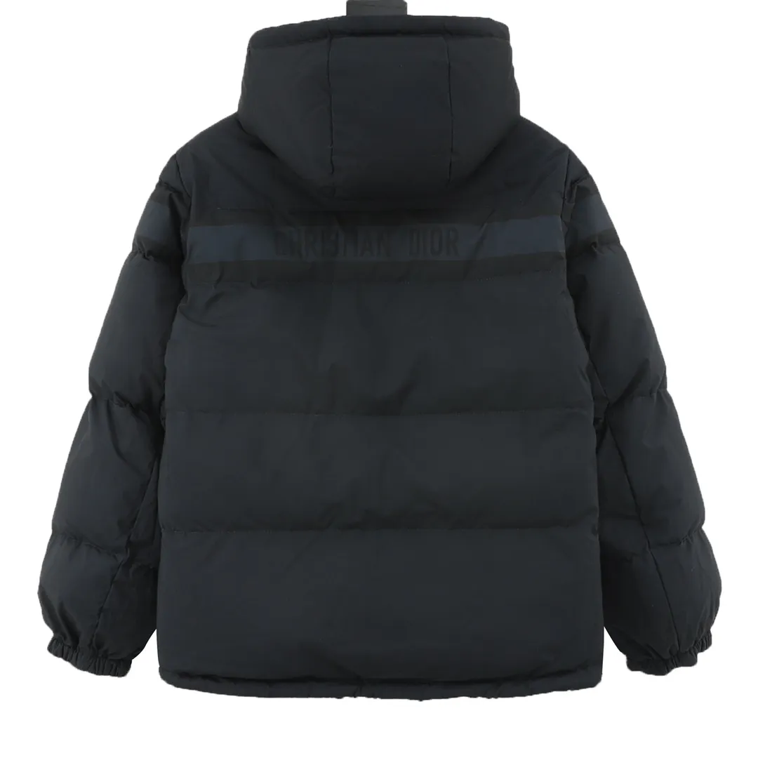 🅿️1360 Dior/Dior classic all-over printed presbyopic reversible down jacket The original 17,000 purchased sample garments are printed using the new international standard 90 white duck down (detectable) with a fill power of 700. Each piece of down is no less than 330 grams, 100% filled, pure down. In order to distinguish the hand-filled down from small workshops, we uniformly choose to use MCGS machine filling, based on the filling quantity of each piece, the fill power of the down stirring, and the 900-density double-layer liner cloth of the down liner comes with an anti-run down coating to maintain The down version also ensures that the down will not move after dry cleaning. The inner lining is 900-density and comes with an anti-feather coating. The cuffs and collar are all made of original Velcro, which is durable. The accessories and hardware are all custom-made from the original factory. Details determine the quality. Customized double-sided printed fabrics. It took 60 days to perfectly restore the overall presbyopic LOGO positioning. It has a super soft feel. The exquisite pattern design is arranged and positioned by computer. The fabric is soft and anti-static. Feel free to compare with the market version. Size:S-XXL