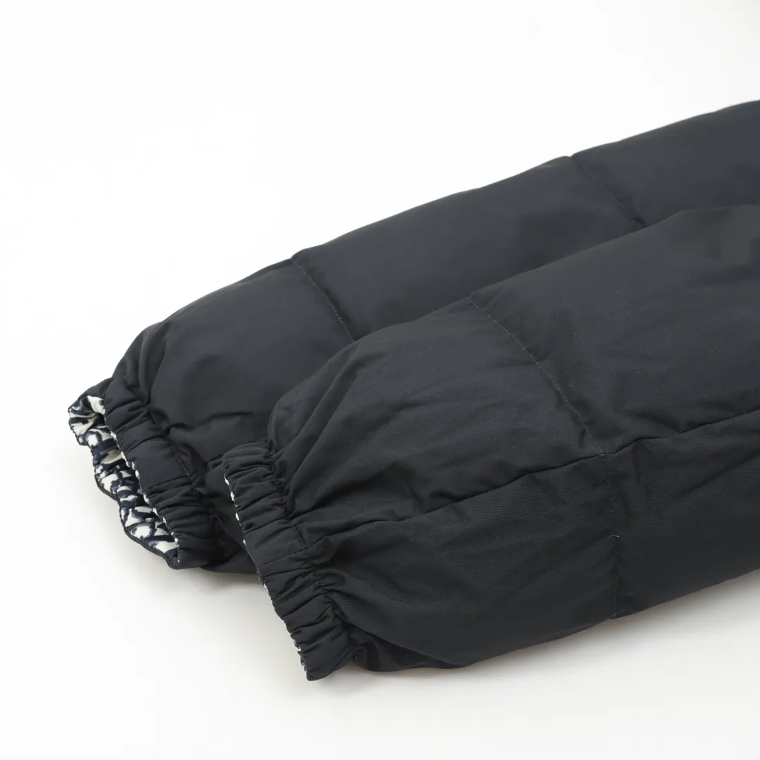 🅿️1360 Dior/Dior classic all-over printed presbyopic reversible down jacket The original 17,000 purchased sample garments are printed using the new international standard 90 white duck down (detectable) with a fill power of 700. Each piece of down is no less than 330 grams, 100% filled, pure down. In order to distinguish the hand-filled down from small workshops, we uniformly choose to use MCGS machine filling, based on the filling quantity of each piece, the fill power of the down stirring, and the 900-density double-layer liner cloth of the down liner comes with an anti-run down coating to maintain The down version also ensures that the down will not move after dry cleaning. The inner lining is 900-density and comes with an anti-feather coating. The cuffs and collar are all made of original Velcro, which is durable. The accessories and hardware are all custom-made from the original factory. Details determine the quality. Customized double-sided printed fabrics. It took 60 days to perfectly restore the overall presbyopic LOGO positioning. It has a super soft feel. The exquisite pattern design is arranged and positioned by computer. The fabric is soft and anti-static. Feel free to compare with the market version. Size:S-XXL