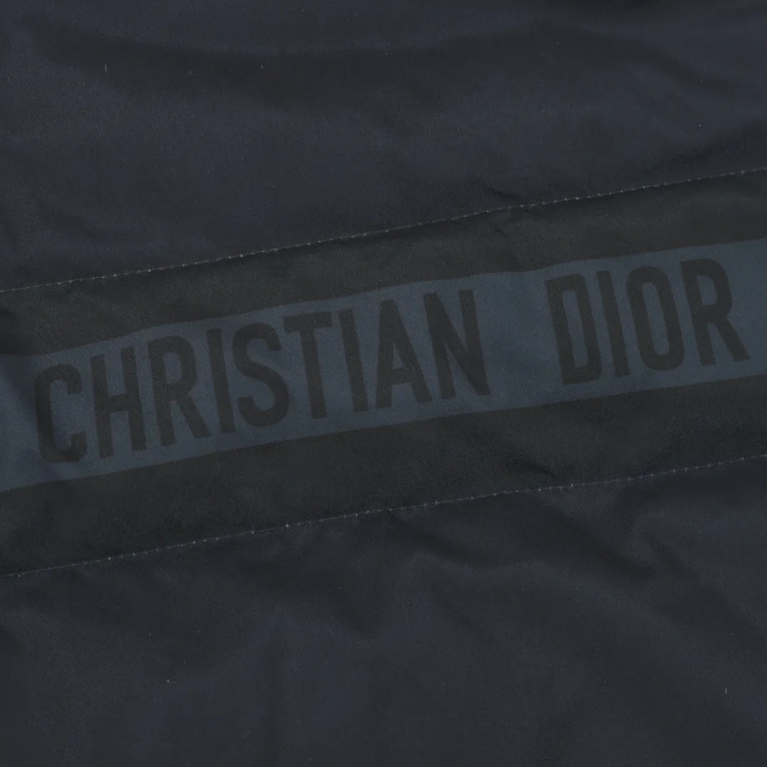 🅿️1360 Dior/Dior classic all-over printed presbyopic reversible down jacket The original 17,000 purchased sample garments are printed using the new international standard 90 white duck down (detectable) with a fill power of 700. Each piece of down is no less than 330 grams, 100% filled, pure down. In order to distinguish the hand-filled down from small workshops, we uniformly choose to use MCGS machine filling, based on the filling quantity of each piece, the fill power of the down stirring, and the 900-density double-layer liner cloth of the down liner comes with an anti-run down coating to maintain The down version also ensures that the down will not move after dry cleaning. The inner lining is 900-density and comes with an anti-feather coating. The cuffs and collar are all made of original Velcro, which is durable. The accessories and hardware are all custom-made from the original factory. Details determine the quality. Customized double-sided printed fabrics. It took 60 days to perfectly restore the overall presbyopic LOGO positioning. It has a super soft feel. The exquisite pattern design is arranged and positioned by computer. The fabric is soft and anti-static. Feel free to compare with the market version. Size:S-XXL