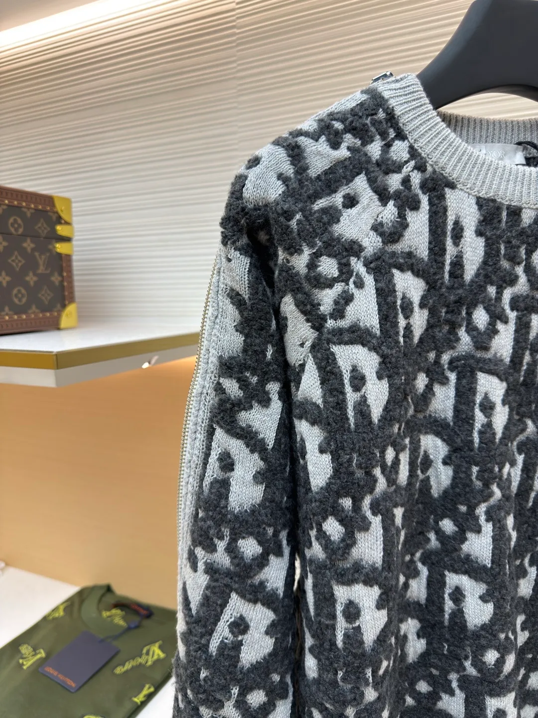 Dior Oblique jacquard sweater jacket ●Original version: Purchased and developed in 20000 ●Item No.: 1680195-B70 ●Fabric: Cotton suet suet blended fabric ●Technology: Jacquard production ●Version: Fitted version ●Weight: about 1005 grams ●Size: S-M-L-XL ●Description: Custom-woven cotton suet suede blend, excellent texture, comfortable and skin-friendly, with the color rhyme intertwined with rice and coffee as the core Like a delicate Impressionist painting, encounter the Dior Oblique pattern covering the body. Delicately intertwined, a dazzling array. Derived from the profound cultural heritage of the Dior brand. Two-way zipper opening and closing to express a smart style. Weaves the poetry and warmth of autumn and winter to accompany you to encounter every elegance. It is made of jacquard imported from Germany. The arrangement and interweaving of yarns are precisely controlled. The Dior Oblique jacquard art pattern inlay is carefully interwoven on the loom. The fabric is more vivid and three-dimensional. The overall wiring is straight and delicate, the fabric is comfortable and soft, and the color is consistent without color difference. It can be matched with the same style to create a fashionable look and control various occasions. Customized accessories, complete with three standards, same style for men and women!