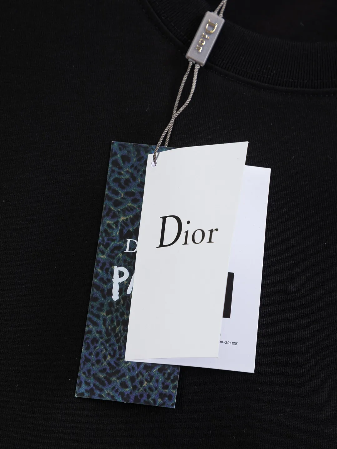 🅿️190 DIOR Dior Dior CD micro wide version S-XL Dior 26ss official website is always unbeatable classic style permanent boutique counter eternal co-branded CD letters on the chest 🪡 embroidery + simple CD letters large logo on the back panel 🪡 embroidered logo heavy craftsmanship same style short-sleeved T-shirt, cotton blended terry jersey fabric, original development This is from the 2025 beachwear limited series. The full-logo jacquard towel highlights the classic Obliave flower. It is matched with an S-shaped round neck and topstitching. It is unique. The whole body is decorated with obliqve jacquard. The ribbed round neck is matched with V-shaped topstitching. Customized accessories. The whole body is customized and developed according to the Y-panel... Complete with three standards, it can control various styles and pay tribute to Dior's historic year! Coupled with the blessing of full-flower cotton material, both the upper body comfort and the existence are unparalleled. It can be said to be a must-have companion in summer. The excellent breathability and comfortable wearing feeling are unparalleled~ Recommended! ! Same style for men and women! Color: Black White Size: S-XL Size chart: S: Shoulder width 50-Bust 56-Length 70 M: Shoulder width 52-Bust 57-Length 72 L: Shoulder width 54-Bust 59-Length 74 XL: Shoulder width 56-Bust 62-Length 76