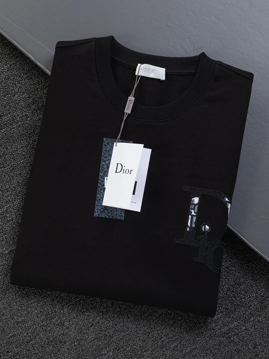 🅿️190 DIOR Dior Dior CD micro wide version S-XL Dior 26ss official website is always unbeatable classic style permanent boutique counter eternal co-branded CD letters on the chest 🪡 embroidery + simple CD letters large logo on the back panel 🪡 embroidered logo heavy craftsmanship same style short-sleeved T-shirt, cotton blended terry jersey fabric, original development This is from the 2025 beachwear limited series. The full-logo jacquard towel highlights the classic Obliave flower. It is matched with an S-shaped round neck and topstitching. It is unique. The whole body is decorated with obliqve jacquard. The ribbed round neck is matched with V-shaped topstitching. Customized accessories. The whole body is customized and developed according to the Y-panel... Complete with three standards, it can control various styles and pay tribute to Dior's historic year! Coupled with the blessing of full-flower cotton material, both the upper body comfort and the existence are unparalleled. It can be said to be a must-have companion in summer. The excellent breathability and comfortable wearing feeling are unparalleled~ Recommended! ! Same style for men and women! Color: Black White Size: S-XL Size chart: S: Shoulder width 50-Bust 56-Length 70 M: Shoulder width 52-Bust 57-Length 72 L: Shoulder width 54-Bust 59-Length 74 XL: Shoulder width 56-Bust 62-Length 76
