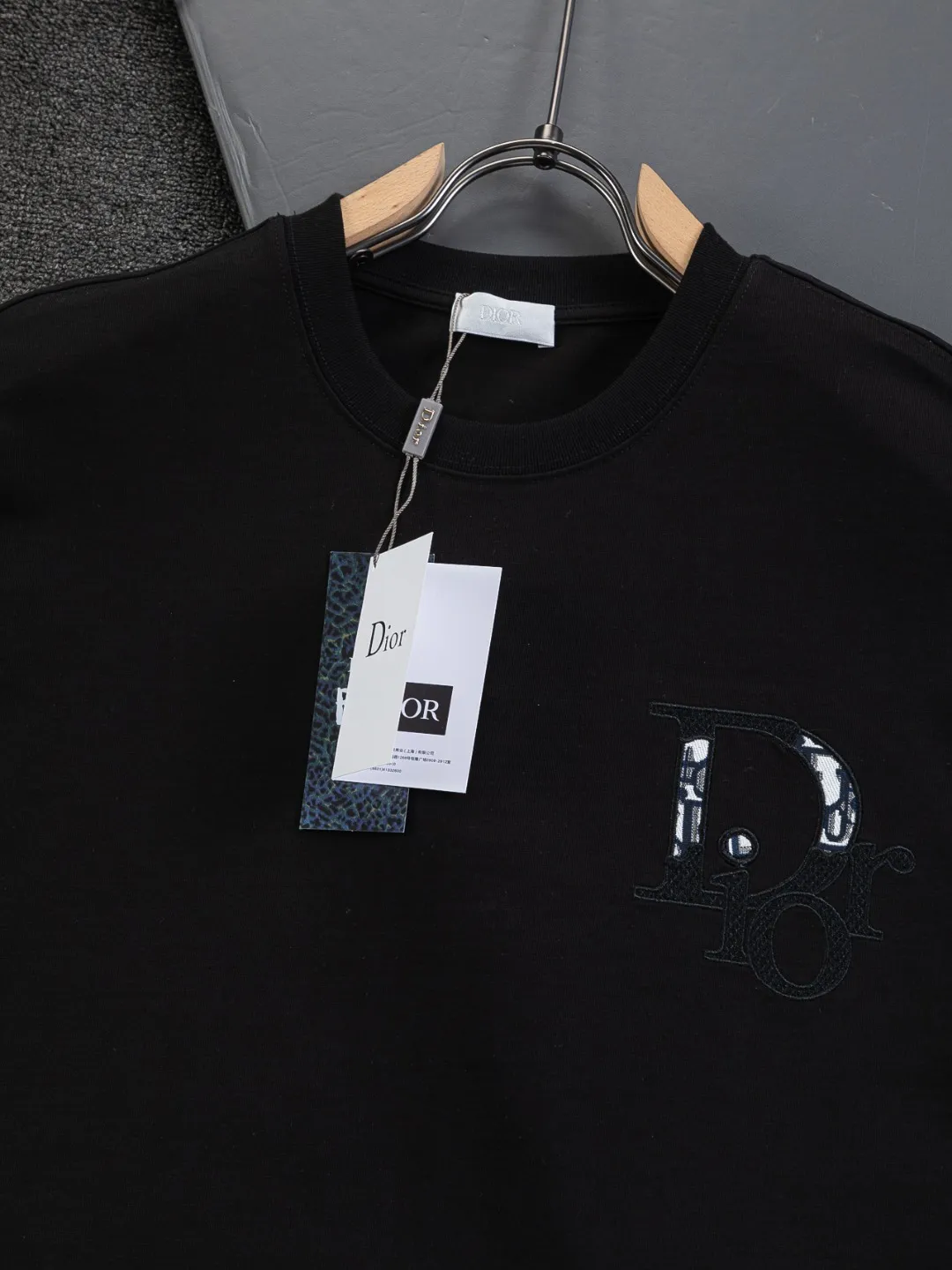 🅿️190 DIOR Dior Dior CD micro wide version S-XL Dior 26ss official website is always unbeatable classic style permanent boutique counter eternal co-branded CD letters on the chest 🪡 embroidery + simple CD letters large logo on the back panel 🪡 embroidered logo heavy craftsmanship same style short-sleeved T-shirt, cotton blended terry jersey fabric, original development This is from the 2025 beachwear limited series. The full-logo jacquard towel highlights the classic Obliave flower. It is matched with an S-shaped round neck and topstitching. It is unique. The whole body is decorated with obliqve jacquard. The ribbed round neck is matched with V-shaped topstitching. Customized accessories. The whole body is customized and developed according to the Y-panel... Complete with three standards, it can control various styles and pay tribute to Dior's historic year! Coupled with the blessing of full-flower cotton material, both the upper body comfort and the existence are unparalleled. It can be said to be a must-have companion in summer. The excellent breathability and comfortable wearing feeling are unparalleled~ Recommended! ! Same style for men and women! Color: Black White Size: S-XL Size chart: S: Shoulder width 50-Bust 56-Length 70 M: Shoulder width 52-Bust 57-Length 72 L: Shoulder width 54-Bust 59-Length 74 XL: Shoulder width 56-Bust 62-Length 76