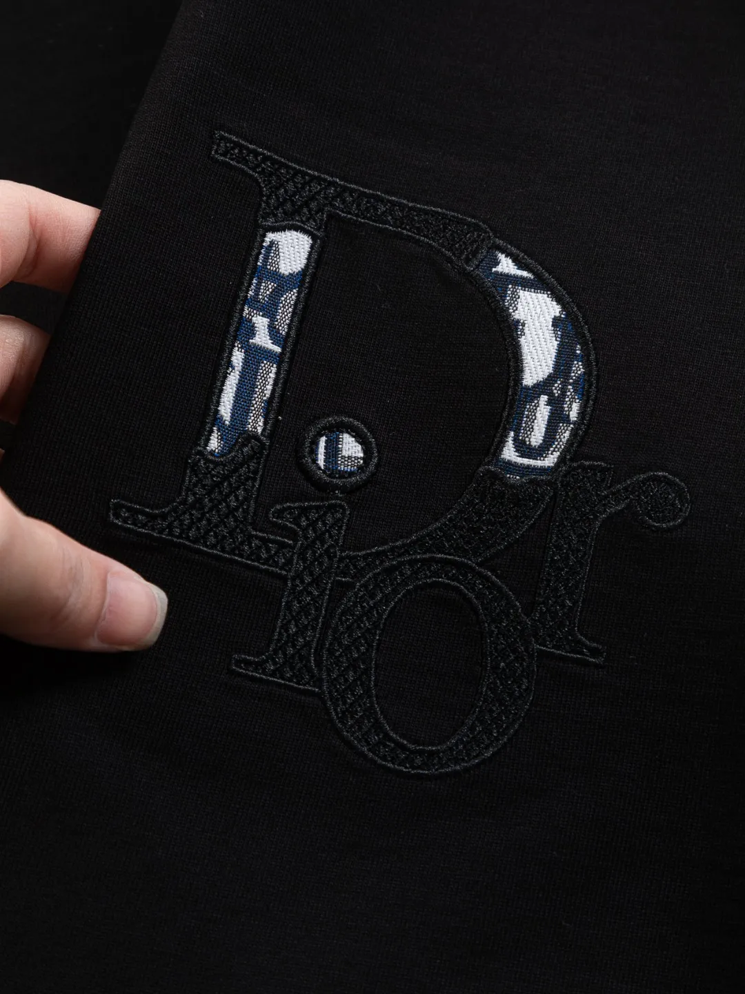 🅿️190 DIOR Dior Dior CD micro wide version S-XL Dior 26ss official website is always unbeatable classic style permanent boutique counter eternal co-branded CD letters on the chest 🪡 embroidery + simple CD letters large logo on the back panel 🪡 embroidered logo heavy craftsmanship same style short-sleeved T-shirt, cotton blended terry jersey fabric, original development This is from the 2025 beachwear limited series. The full-logo jacquard towel highlights the classic Obliave flower. It is matched with an S-shaped round neck and topstitching. It is unique. The whole body is decorated with obliqve jacquard. The ribbed round neck is matched with V-shaped topstitching. Customized accessories. The whole body is customized and developed according to the Y-panel... Complete with three standards, it can control various styles and pay tribute to Dior's historic year! Coupled with the blessing of full-flower cotton material, both the upper body comfort and the existence are unparalleled. It can be said to be a must-have companion in summer. The excellent breathability and comfortable wearing feeling are unparalleled~ Recommended! ! Same style for men and women! Color: Black White Size: S-XL Size chart: S: Shoulder width 50-Bust 56-Length 70 M: Shoulder width 52-Bust 57-Length 72 L: Shoulder width 54-Bust 59-Length 74 XL: Shoulder width 56-Bust 62-Length 76