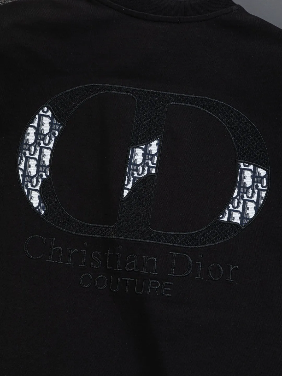 🅿️190 DIOR Dior Dior CD micro wide version S-XL Dior 26ss official website is always unbeatable classic style permanent boutique counter eternal co-branded CD letters on the chest 🪡 embroidery + simple CD letters large logo on the back panel 🪡 embroidered logo heavy craftsmanship same style short-sleeved T-shirt, cotton blended terry jersey fabric, original development This is from the 2025 beachwear limited series. The full-logo jacquard towel highlights the classic Obliave flower. It is matched with an S-shaped round neck and topstitching. It is unique. The whole body is decorated with obliqve jacquard. The ribbed round neck is matched with V-shaped topstitching. Customized accessories. The whole body is customized and developed according to the Y-panel... Complete with three standards, it can control various styles and pay tribute to Dior's historic year! Coupled with the blessing of full-flower cotton material, both the upper body comfort and the existence are unparalleled. It can be said to be a must-have companion in summer. The excellent breathability and comfortable wearing feeling are unparalleled~ Recommended! ! Same style for men and women! Color: Black White Size: S-XL Size chart: S: Shoulder width 50-Bust 56-Length 70 M: Shoulder width 52-Bust 57-Length 72 L: Shoulder width 54-Bust 59-Length 74 XL: Shoulder width 56-Bust 62-Length 76