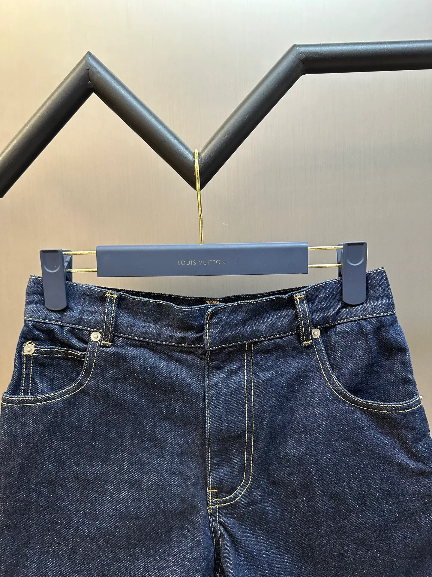🅿️420 Dior Rolled Presbyopia Denim Shorts (Women) These shorts highlight Maria Grazia Chiuri’s interpretation of a classic staple. Crafted from blue cotton denim, it features a classic five-pocket design with Christian Dior Paris signature on the back and signature Oblique print on the interior. Concealed zipper and hook closure size: 36.38.40