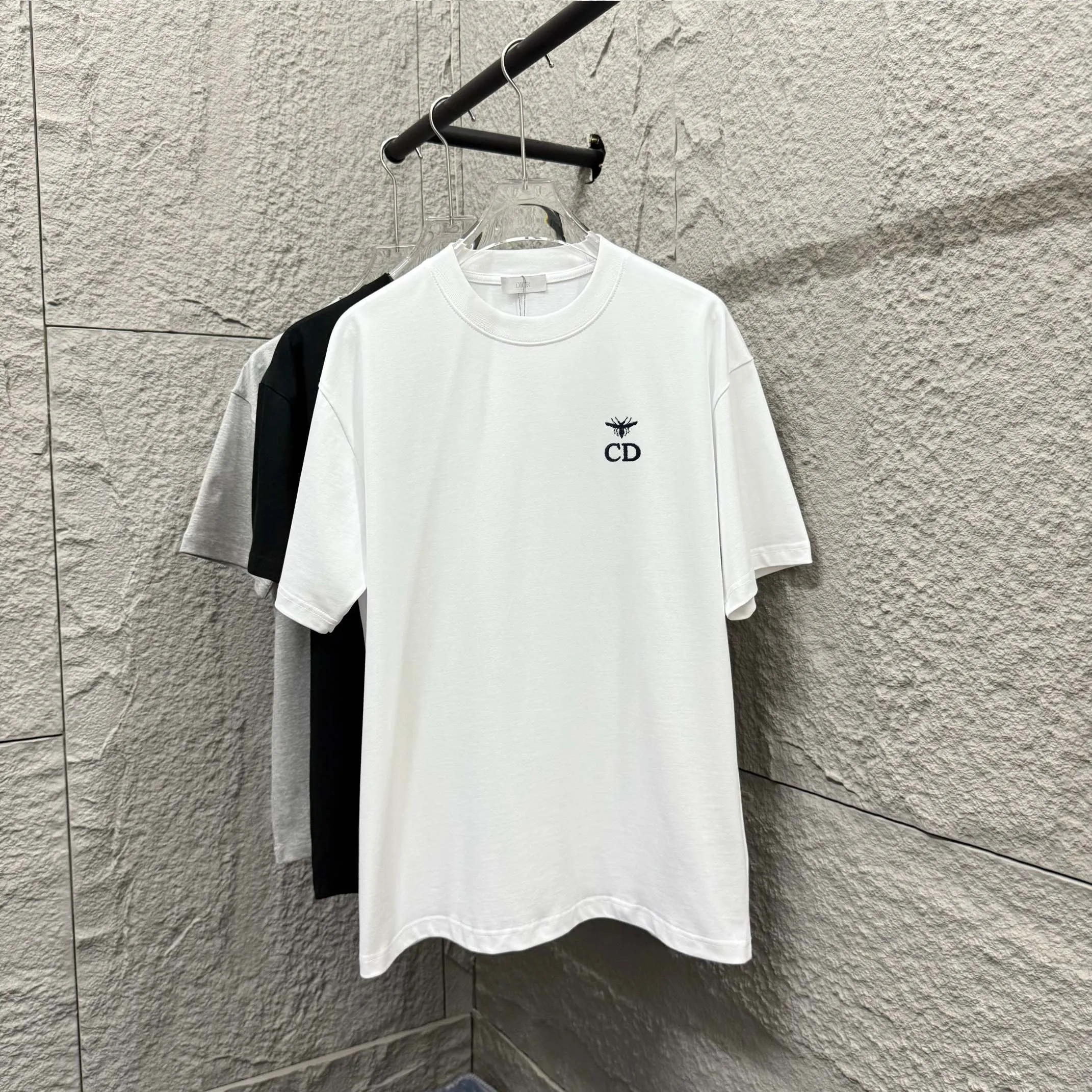 🅿️180 Dio*Dior* 2025 spring and summer style Classic CD little bee embroidery personalized logo Customized double yarn plain cotton fabric Short-sleeved T-shirt Unisex Size: S (90-130 catties) M (120-150 catties) L (140-165 catties) XL (160-180 catties) XXL (180-210 catties) Color: black white