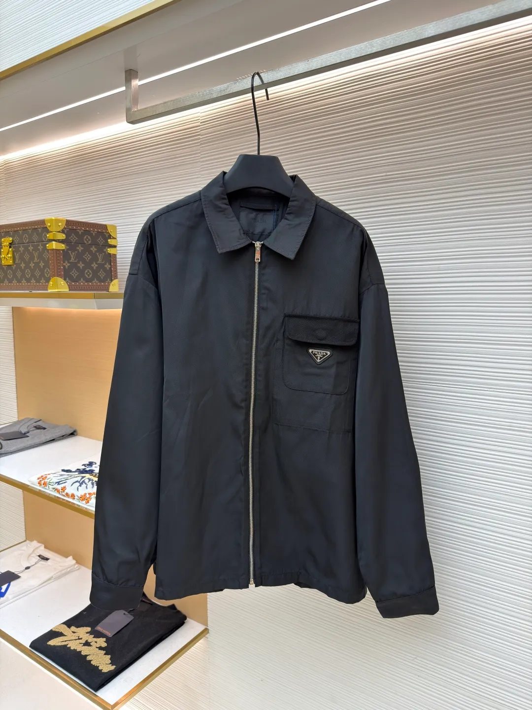 Prada solid color logo zipper lapel long-sleeved jacket ●Original version: purchased and developed by 7262 ●Item number: 1681635-B05 ●Fabric: nylon twill high-count and high-density windbreaker fabric ●Technology: Positioned cutting machine production ●Color: black ●Version: fitted version ●Weight: about 465 grams ●Size: S-M-L-XL ●Description: This Prada jacket is made of high-quality waterproof and windproof fabric, which feels crisp and breathable. The three-dimensional tailoring fits the body shape, and the lapel design with smooth zipper closure makes it neat and stylish to wear. The brand triangle metal logo on the chest highlights the brand identity, and the details are exquisite. The body of the garment has a rigorous structure, and the splicing uses flat-turn open-stitching technology. The stitches are even and flat, and the lines are clear and smooth. The pocket design is practical and beautiful, and the edges are reinforced to ensure durability. The elastic hems on the hem and cuffs are windproof, warm and flattering. The entire jacket embodies Prada's ultimate pursuit of quality and craftsmanship from fabric selection, tailoring to detail processing. It not only retains the elegant style of classic items, but also incorporates modern design language, making it suitable for a variety of occasions. The overall wiring is straight and delicate, the fabric is comfortable and soft, and the color is consistent without color difference. It can be matched with the same style to create a fashionable look and control various occasions. Customized accessories, complete with three standards, same style for men and women!