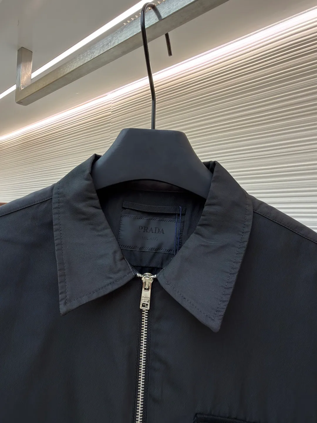 Prada solid color logo zipper lapel long-sleeved jacket ●Original version: purchased and developed by 7262 ●Item number: 1681635-B05 ●Fabric: nylon twill high-count and high-density windbreaker fabric ●Technology: Positioned cutting machine production ●Color: black ●Version: fitted version ●Weight: about 465 grams ●Size: S-M-L-XL ●Description: This Prada jacket is made of high-quality waterproof and windproof fabric, which feels crisp and breathable. The three-dimensional tailoring fits the body shape, and the lapel design with smooth zipper closure makes it neat and stylish to wear. The brand triangle metal logo on the chest highlights the brand identity, and the details are exquisite. The body of the garment has a rigorous structure, and the splicing uses flat-turn open-stitching technology. The stitches are even and flat, and the lines are clear and smooth. The pocket design is practical and beautiful, and the edges are reinforced to ensure durability. The elastic hems on the hem and cuffs are windproof, warm and flattering. The entire jacket embodies Prada's ultimate pursuit of quality and craftsmanship from fabric selection, tailoring to detail processing. It not only retains the elegant style of classic items, but also incorporates modern design language, making it suitable for a variety of occasions. The overall wiring is straight and delicate, the fabric is comfortable and soft, and the color is consistent without color difference. It can be matched with the same style to create a fashionable look and control various occasions. Customized accessories, complete with three standards, same style for men and women!
