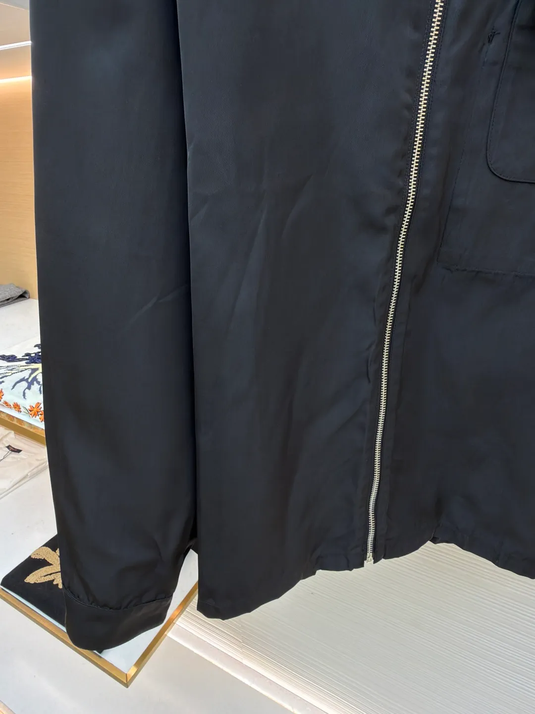 Prada solid color logo zipper lapel long-sleeved jacket ●Original version: purchased and developed by 7262 ●Item number: 1681635-B05 ●Fabric: nylon twill high-count and high-density windbreaker fabric ●Technology: Positioned cutting machine production ●Color: black ●Version: fitted version ●Weight: about 465 grams ●Size: S-M-L-XL ●Description: This Prada jacket is made of high-quality waterproof and windproof fabric, which feels crisp and breathable. The three-dimensional tailoring fits the body shape, and the lapel design with smooth zipper closure makes it neat and stylish to wear. The brand triangle metal logo on the chest highlights the brand identity, and the details are exquisite. The body of the garment has a rigorous structure, and the splicing uses flat-turn open-stitching technology. The stitches are even and flat, and the lines are clear and smooth. The pocket design is practical and beautiful, and the edges are reinforced to ensure durability. The elastic hems on the hem and cuffs are windproof, warm and flattering. The entire jacket embodies Prada's ultimate pursuit of quality and craftsmanship from fabric selection, tailoring to detail processing. It not only retains the elegant style of classic items, but also incorporates modern design language, making it suitable for a variety of occasions. The overall wiring is straight and delicate, the fabric is comfortable and soft, and the color is consistent without color difference. It can be matched with the same style to create a fashionable look and control various occasions. Customized accessories, complete with three standards, same style for men and women!