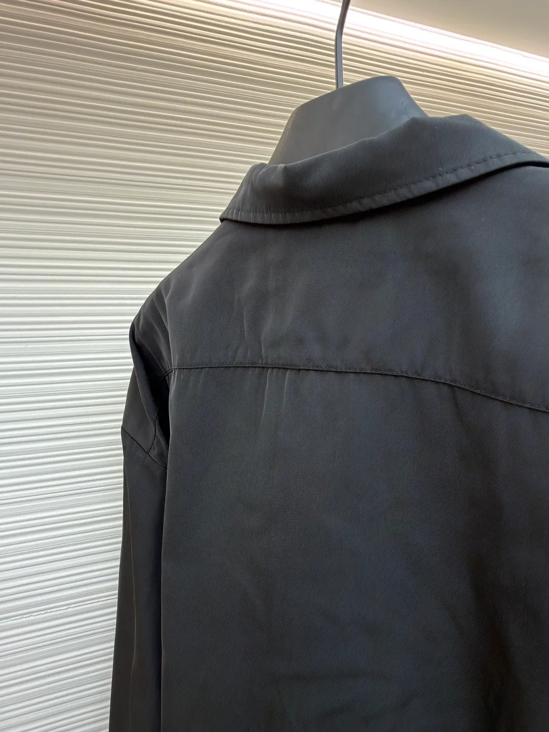 Prada solid color logo zipper lapel long-sleeved jacket ●Original version: purchased and developed by 7262 ●Item number: 1681635-B05 ●Fabric: nylon twill high-count and high-density windbreaker fabric ●Technology: Positioned cutting machine production ●Color: black ●Version: fitted version ●Weight: about 465 grams ●Size: S-M-L-XL ●Description: This Prada jacket is made of high-quality waterproof and windproof fabric, which feels crisp and breathable. The three-dimensional tailoring fits the body shape, and the lapel design with smooth zipper closure makes it neat and stylish to wear. The brand triangle metal logo on the chest highlights the brand identity, and the details are exquisite. The body of the garment has a rigorous structure, and the splicing uses flat-turn open-stitching technology. The stitches are even and flat, and the lines are clear and smooth. The pocket design is practical and beautiful, and the edges are reinforced to ensure durability. The elastic hems on the hem and cuffs are windproof, warm and flattering. The entire jacket embodies Prada's ultimate pursuit of quality and craftsmanship from fabric selection, tailoring to detail processing. It not only retains the elegant style of classic items, but also incorporates modern design language, making it suitable for a variety of occasions. The overall wiring is straight and delicate, the fabric is comfortable and soft, and the color is consistent without color difference. It can be matched with the same style to create a fashionable look and control various occasions. Customized accessories, complete with three standards, same style for men and women!
