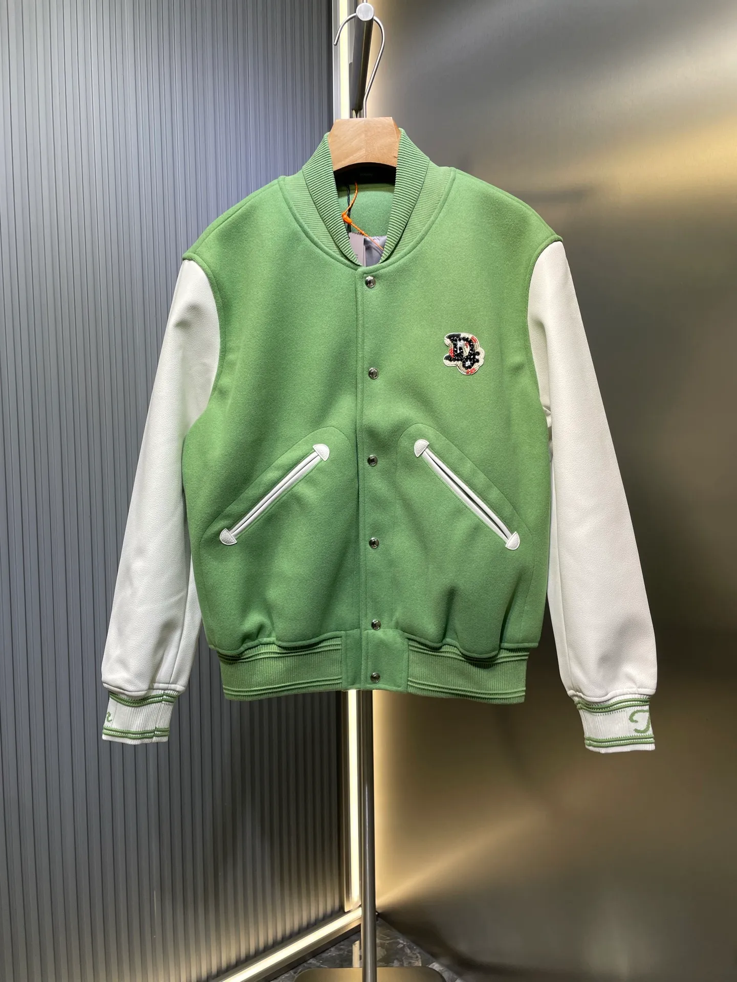 🅿️820 DIOR 🌟[Top Original] Letter Embroidered Wool Baseball Jersey Craft Description: Carefully crafted from leather, orange wool and cashmere blended fabrics, decorated with exquisite monogram haute couture-style patches, and decorated with multi-color cotton shapes hand-embroidered with mulberry silk thread, beads and imitation crystals, highlighting exquisite traditional craftsmanship. The overall wiring is straight and delicate, the fabric is comfortable and soft, and the color is consistent without color difference. It can be matched with the same style to create a fashionable look and control various occasions. Customized accessories, complete with three standards, same style for men and women! ⚠️Color: Green ⚠️Size: s-xl