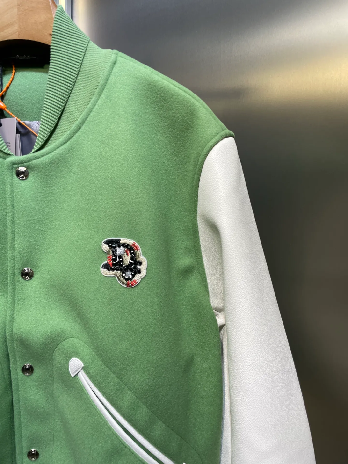 🅿️820 DIOR 🌟[Top Original] Letter Embroidered Wool Baseball Jersey Craft Description: Carefully crafted from leather, orange wool and cashmere blended fabrics, decorated with exquisite monogram haute couture-style patches, and decorated with multi-color cotton shapes hand-embroidered with mulberry silk thread, beads and imitation crystals, highlighting exquisite traditional craftsmanship. The overall wiring is straight and delicate, the fabric is comfortable and soft, and the color is consistent without color difference. It can be matched with the same style to create a fashionable look and control various occasions. Customized accessories, complete with three standards, same style for men and women! ⚠️Color: Green ⚠️Size: s-xl