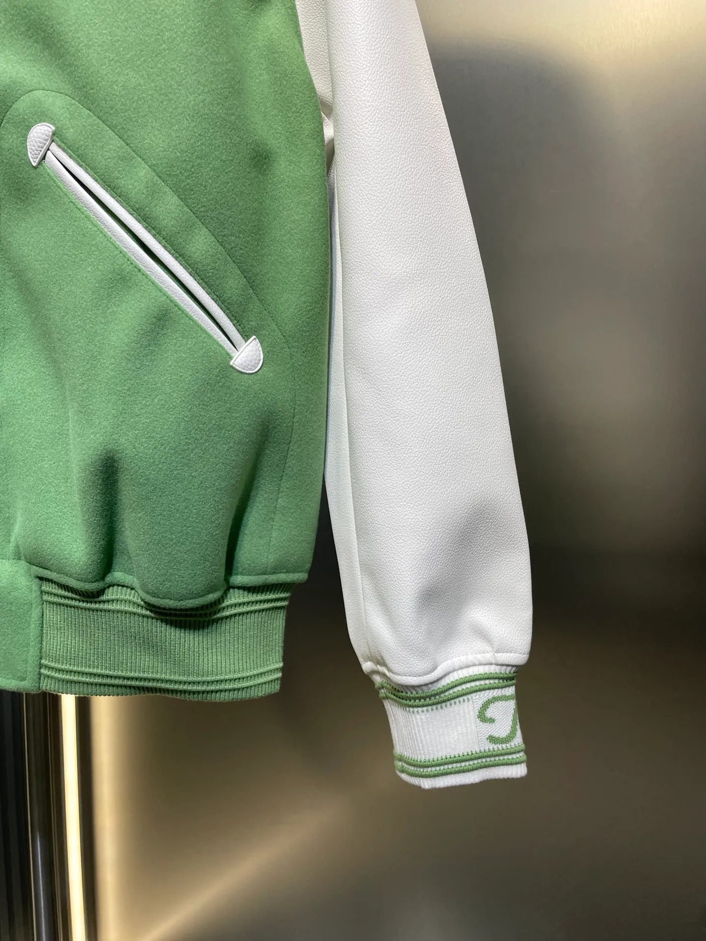 🅿️820 DIOR 🌟[Top Original] Letter Embroidered Wool Baseball Jersey Craft Description: Carefully crafted from leather, orange wool and cashmere blended fabrics, decorated with exquisite monogram haute couture-style patches, and decorated with multi-color cotton shapes hand-embroidered with mulberry silk thread, beads and imitation crystals, highlighting exquisite traditional craftsmanship. The overall wiring is straight and delicate, the fabric is comfortable and soft, and the color is consistent without color difference. It can be matched with the same style to create a fashionable look and control various occasions. Customized accessories, complete with three standards, same style for men and women! ⚠️Color: Green ⚠️Size: s-xl