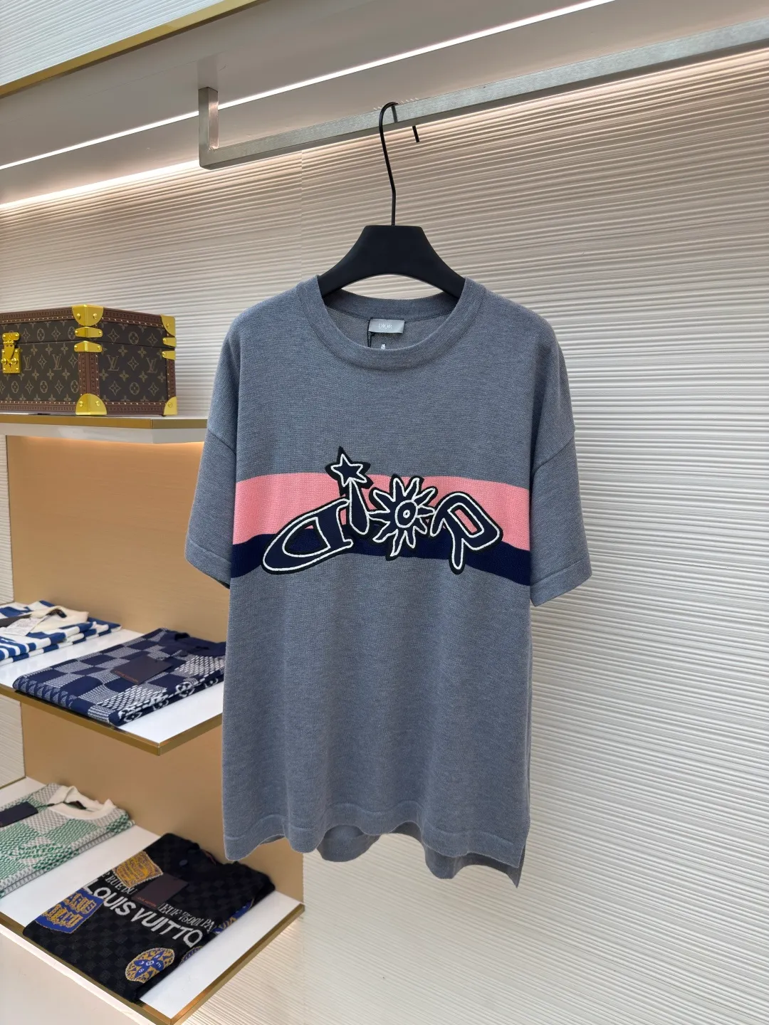 DIOR joint Hamilton knitted short-sleeve ●Authentic product: purchased and developed by 14767 ●Item number: 1680109-A75 ●Fabric: wool fabric ●Technology: knitted ●Version: fitted version ●Weight: about 345 grams ●Size: XS-S-M-L ●Description: It is made of 100% sheep wool fabric, which is soft and warm, skin-friendly and textured. It has just the right balance of comfort and high-end. The thickness of the fabric is moderate, and it will not be stuffy when worn in summer! The chest is decorated with a sunflower pattern, which is perfectly integrated with the fabric and has no sense of obtrusion at all! The overall routing is straight and delicate, the fabric is comfortable and soft, and the color is consistent without color difference. It can be matched with the same style to create a fashionable look and control various occasions. Customized accessories, complete with three standards, the same style for men and women!