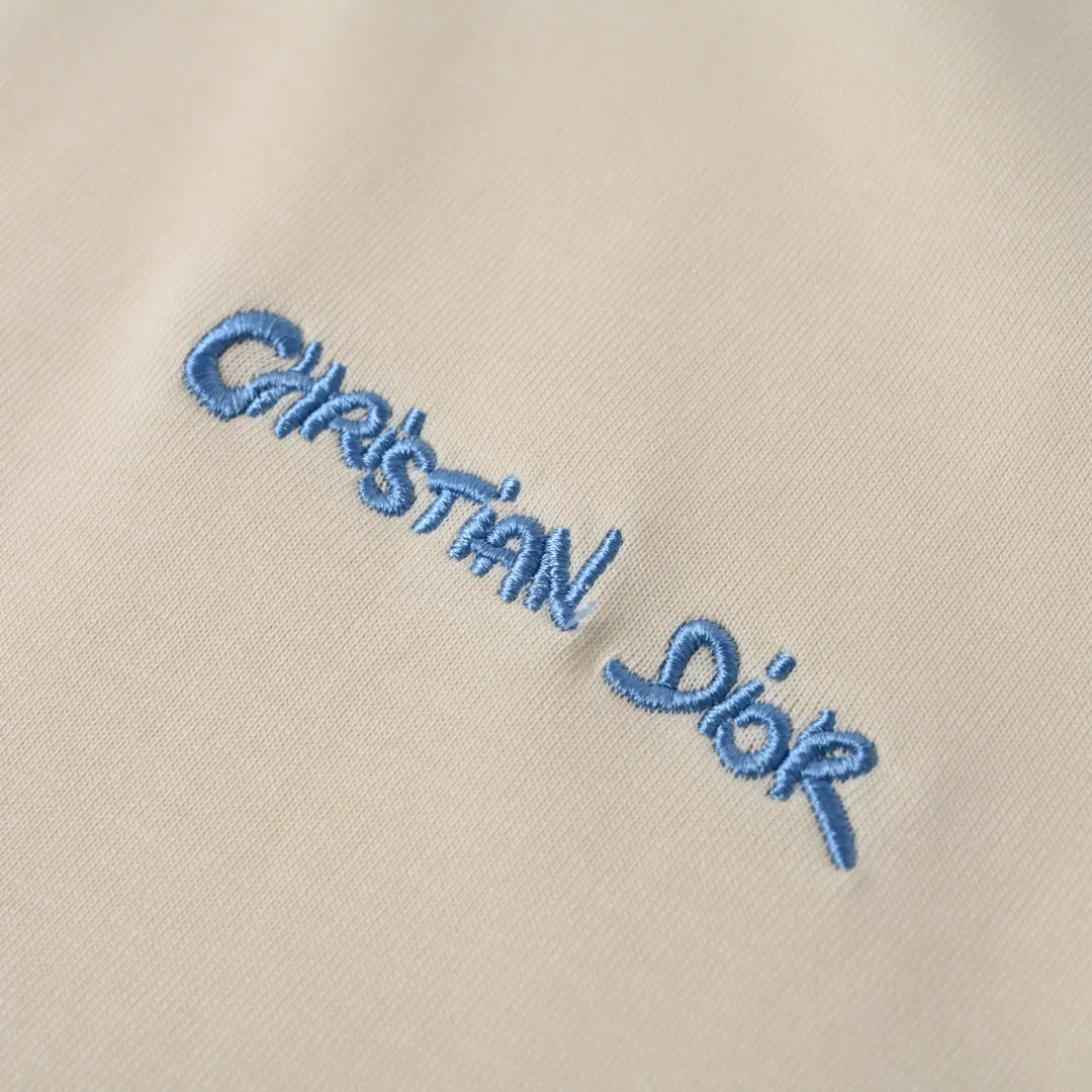🅿️330 (higher version) DIOR CD cursive embroidered letter short-sleeved T-shirt. The original version is 7400, purchased from Taikoo Hui. The original version is customized with 270g cotton fabric, haze blue, apricot dyeing, and the thread dyeing is the same as the original version. The imported machine embroidery process makes the letter logo show a delicate and exquisite effect, enhancing the decorative effect. Use an embroidery machine to embroider the designed letter logo onto the patch. Color: black, haze blue, apricot, white, floral gray Size: S-L