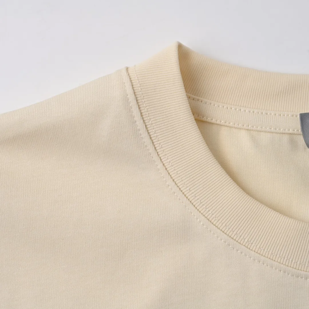 🅿️330 (higher version) DIOR CD cursive embroidered letter short-sleeved T-shirt. The original version is 7400, purchased from Taikoo Hui. The original version is customized with 270g cotton fabric, haze blue, apricot dyeing, and the thread dyeing is the same as the original version. The imported machine embroidery process makes the letter logo show a delicate and exquisite effect, enhancing the decorative effect. Use an embroidery machine to embroider the designed letter logo onto the patch. Color: black, haze blue, apricot, white, floral gray Size: S-L