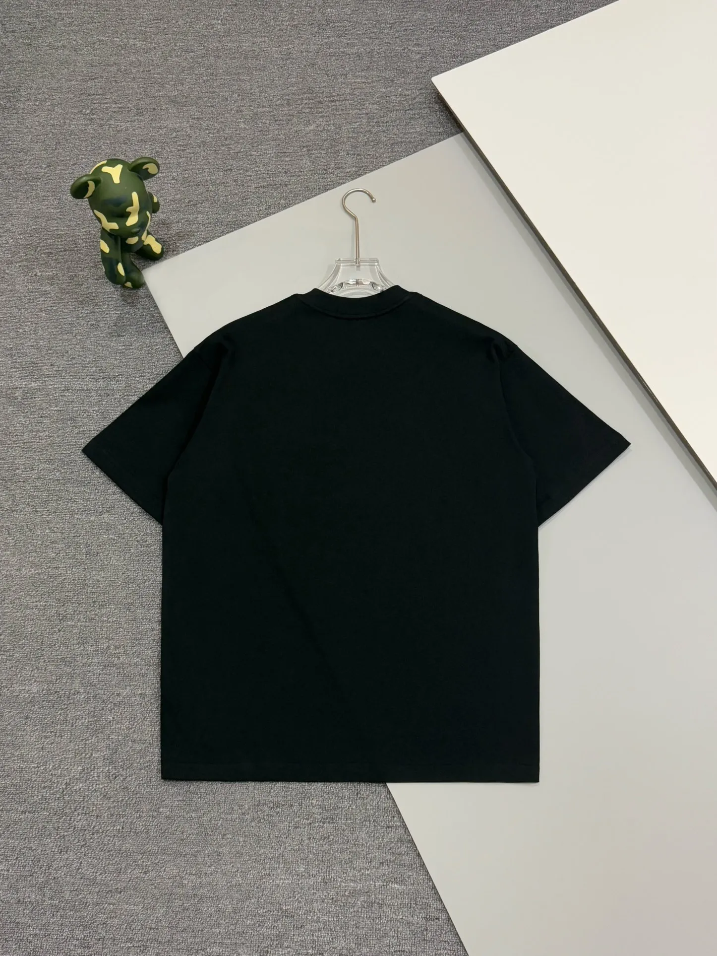 🅿️190 [Higher version] Dior* Dior SS25 new version short-sleeved men and women 👫, on sale simultaneously! Customized 32-count 280g combed fabric, original craft thread, designed with blue letter logo embroidery craft! Simple and elegant, easy to match and versatile, extremely high-grade, perfectly integrated into fashion and style, it is a top-notch fashionable style that is perfect for outer wear! The whole thing gives people a natural feeling! The ultimate classic versatile short-sleeved T-shirt, the ultimate in heavy work and perfection! Fans who pursue high quality should rush to buy it by themselves, and we sincerely invite all fans who know the goods to appreciate this model together! All three standards are complete! Color: white/black Size: S to xL
