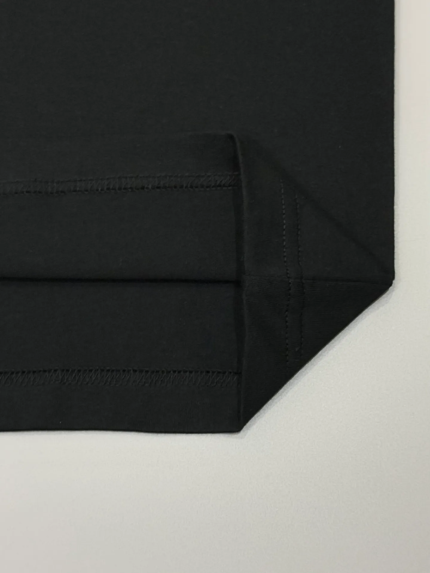 🅿️190 [Higher version] Dior* Dior SS25 new version short-sleeved men and women 👫, on sale simultaneously! Customized 32-count 280g combed fabric, original craft thread, designed with blue letter logo embroidery craft! Simple and elegant, easy to match and versatile, extremely high-grade, perfectly integrated into fashion and style, it is a top-notch fashionable style that is perfect for outer wear! The whole thing gives people a natural feeling! The ultimate classic versatile short-sleeved T-shirt, the ultimate in heavy work and perfection! Fans who pursue high quality should rush to buy it by themselves, and we sincerely invite all fans who know the goods to appreciate this model together! All three standards are complete! Color: white/black Size: S to xL