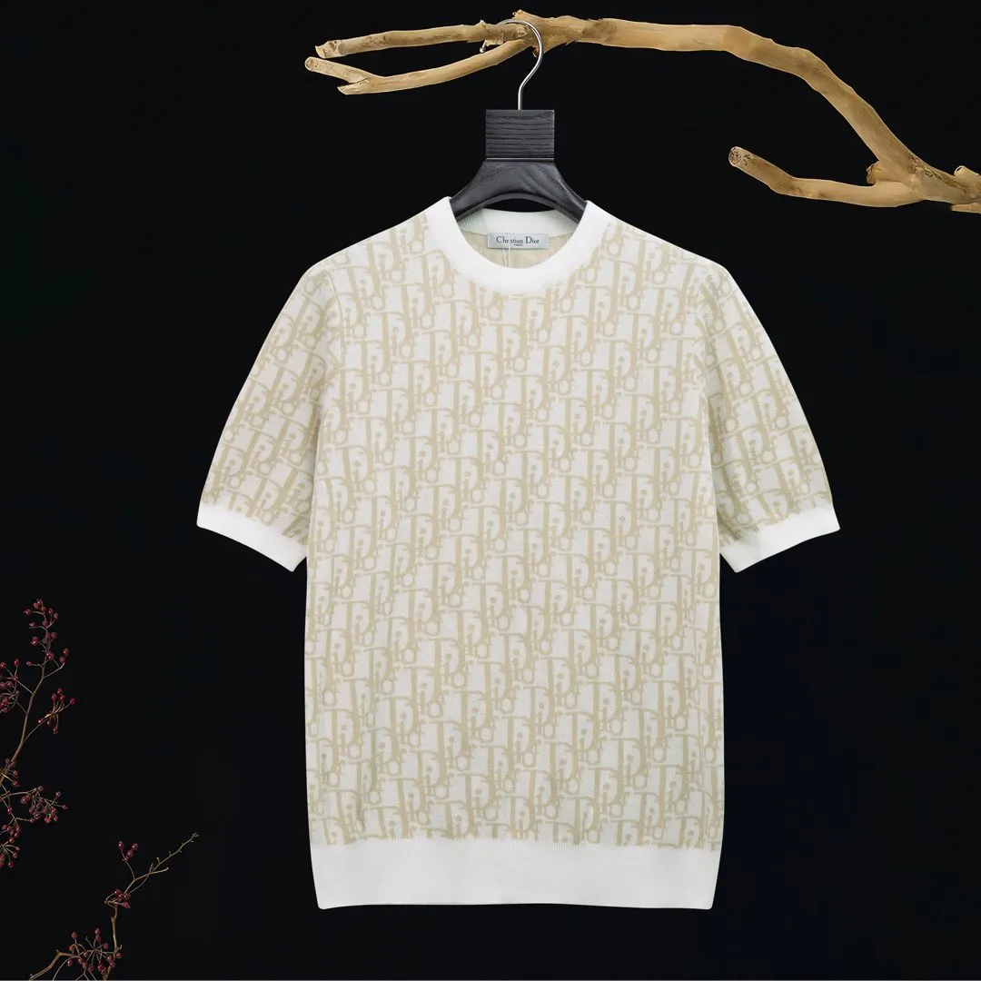🅿️210 ✈️Dior apricot cotton fabric Oblique knitted jacquard crew neck This knitted sweater showcases Dior’s iconic Oblique jacquard. Carefully crafted from apricot-white cotton jacquard fabric, it has a straight cut and can be matched with various styles to show your personality. Decorated with beige and white Oblique jacquard throughout Ribbed collar, cuffs and hem 100% cotton *This garment is crafted from lightweight jersey Unisex! Size:XS-S-M-L