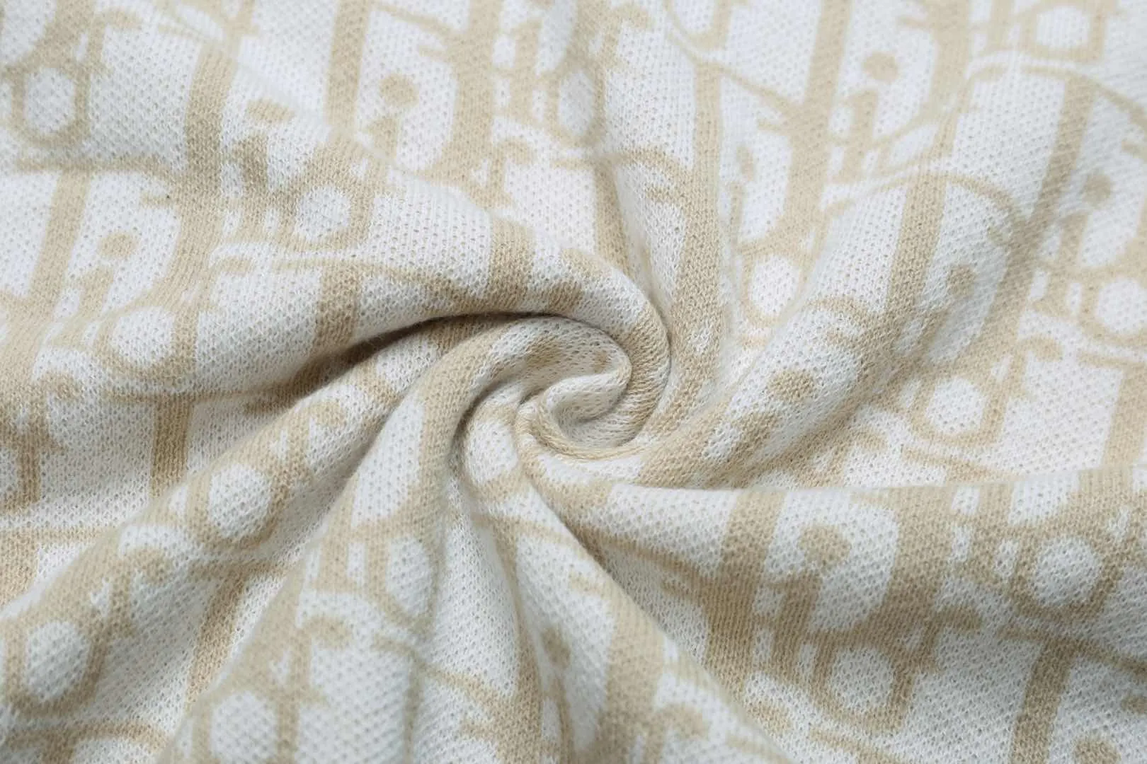 🅿️210 ✈️Dior apricot cotton fabric Oblique knitted jacquard crew neck This knitted sweater showcases Dior’s iconic Oblique jacquard. Carefully crafted from apricot-white cotton jacquard fabric, it has a straight cut and can be matched with various styles to show your personality. Decorated with beige and white Oblique jacquard throughout Ribbed collar, cuffs and hem 100% cotton *This garment is crafted from lightweight jersey Unisex! Size:XS-S-M-L