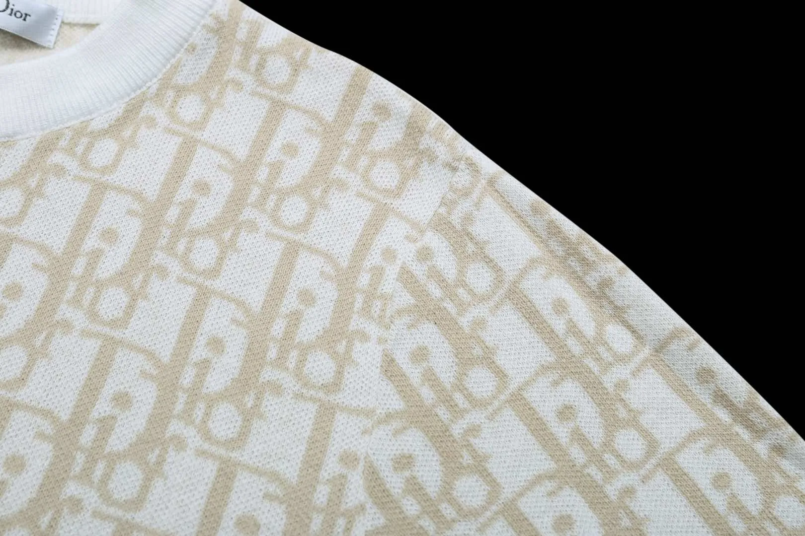 🅿️210 ✈️Dior apricot cotton fabric Oblique knitted jacquard crew neck This knitted sweater showcases Dior’s iconic Oblique jacquard. Carefully crafted from apricot-white cotton jacquard fabric, it has a straight cut and can be matched with various styles to show your personality. Decorated with beige and white Oblique jacquard throughout Ribbed collar, cuffs and hem 100% cotton *This garment is crafted from lightweight jersey Unisex! Size:XS-S-M-L
