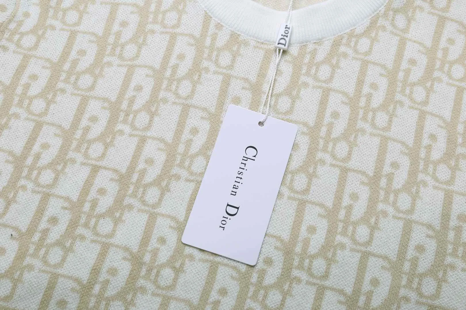 🅿️210 ✈️Dior apricot cotton fabric Oblique knitted jacquard crew neck This knitted sweater showcases Dior’s iconic Oblique jacquard. Carefully crafted from apricot-white cotton jacquard fabric, it has a straight cut and can be matched with various styles to show your personality. Decorated with beige and white Oblique jacquard throughout Ribbed collar, cuffs and hem 100% cotton *This garment is crafted from lightweight jersey Unisex! Size:XS-S-M-L