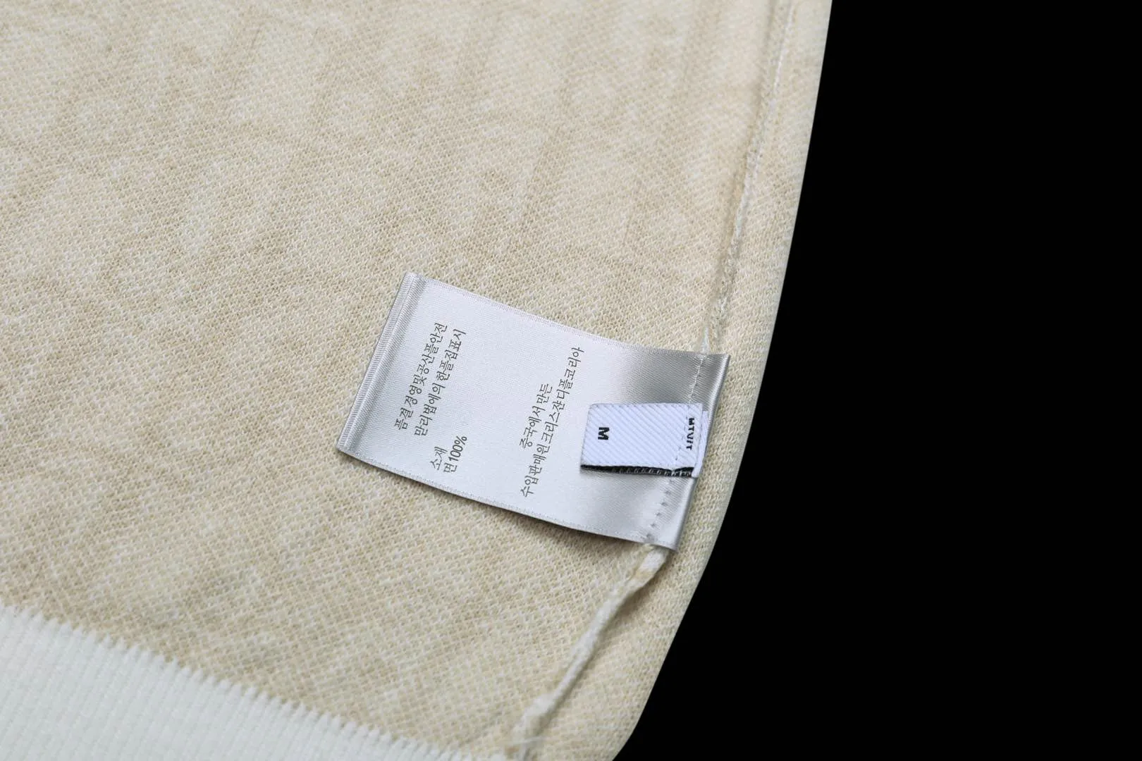 🅿️210 ✈️Dior apricot cotton fabric Oblique knitted jacquard crew neck This knitted sweater showcases Dior’s iconic Oblique jacquard. Carefully crafted from apricot-white cotton jacquard fabric, it has a straight cut and can be matched with various styles to show your personality. Decorated with beige and white Oblique jacquard throughout Ribbed collar, cuffs and hem 100% cotton *This garment is crafted from lightweight jersey Unisex! Size:XS-S-M-L