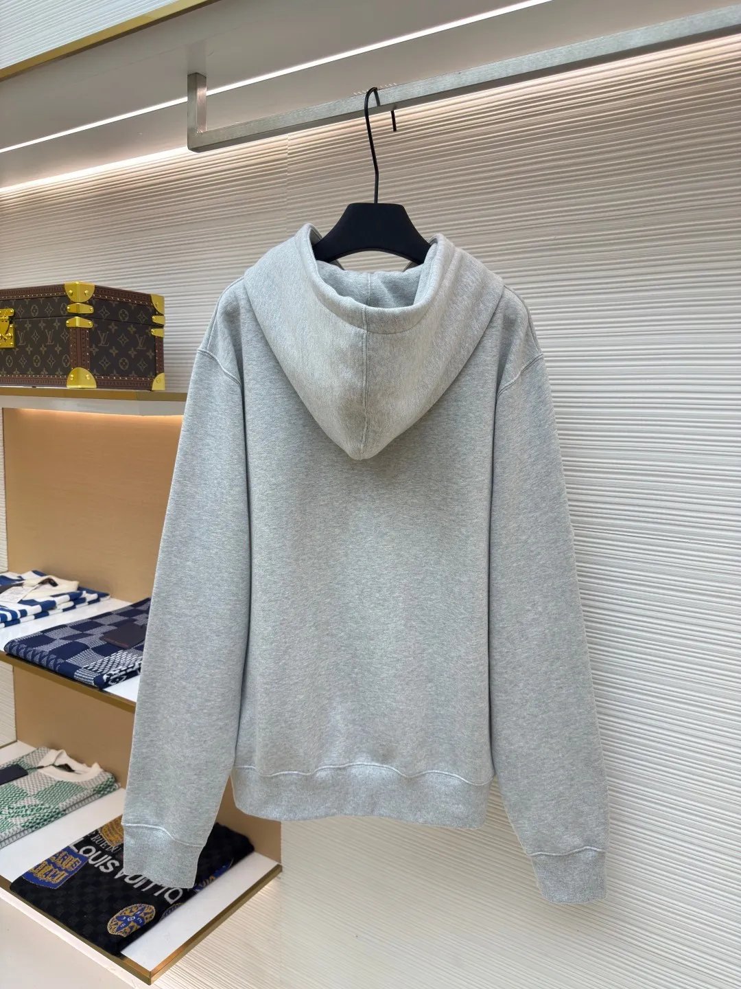 DIOR logo embroidered long-sleeved hoodie ●Authentic product: purchased and developed by 5170 ●Item number: 1680343-A85 ●Fabric: pure cotton fabric ●Technology: embroidery production ●Version: loose fit ●Weight: about 730 grams ●Size: S-M-L-XL ●Description: Made of customized cotton fabric, with classic high-density logo embroidery on the chest and velvet design on the inside. It can be matched with bottoms of the same season to create a fashionable look. It can be worn inside or outside to suit various occasions. Customized accessories, complete with three labels, same style for men and women!