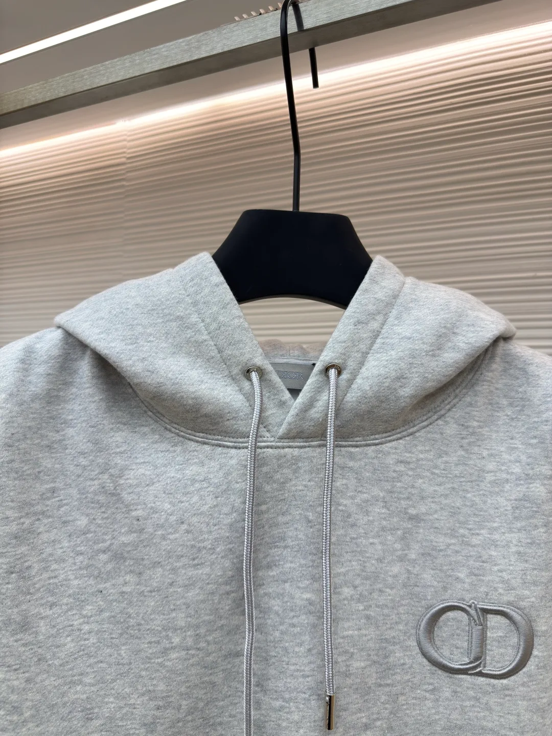 DIOR logo embroidered long-sleeved hoodie ●Authentic product: purchased and developed by 5170 ●Item number: 1680343-A85 ●Fabric: pure cotton fabric ●Technology: embroidery production ●Version: loose fit ●Weight: about 730 grams ●Size: S-M-L-XL ●Description: Made of customized cotton fabric, with classic high-density logo embroidery on the chest and velvet design on the inside. It can be matched with bottoms of the same season to create a fashionable look. It can be worn inside or outside to suit various occasions. Customized accessories, complete with three labels, same style for men and women!