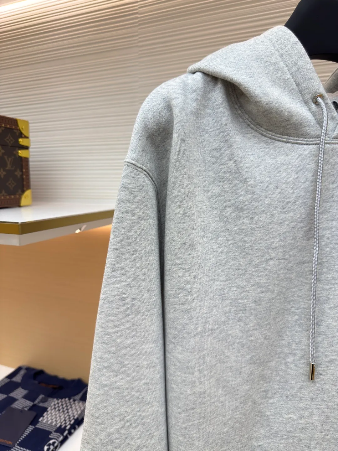DIOR logo embroidered long-sleeved hoodie ●Authentic product: purchased and developed by 5170 ●Item number: 1680343-A85 ●Fabric: pure cotton fabric ●Technology: embroidery production ●Version: loose fit ●Weight: about 730 grams ●Size: S-M-L-XL ●Description: Made of customized cotton fabric, with classic high-density logo embroidery on the chest and velvet design on the inside. It can be matched with bottoms of the same season to create a fashionable look. It can be worn inside or outside to suit various occasions. Customized accessories, complete with three labels, same style for men and women!
