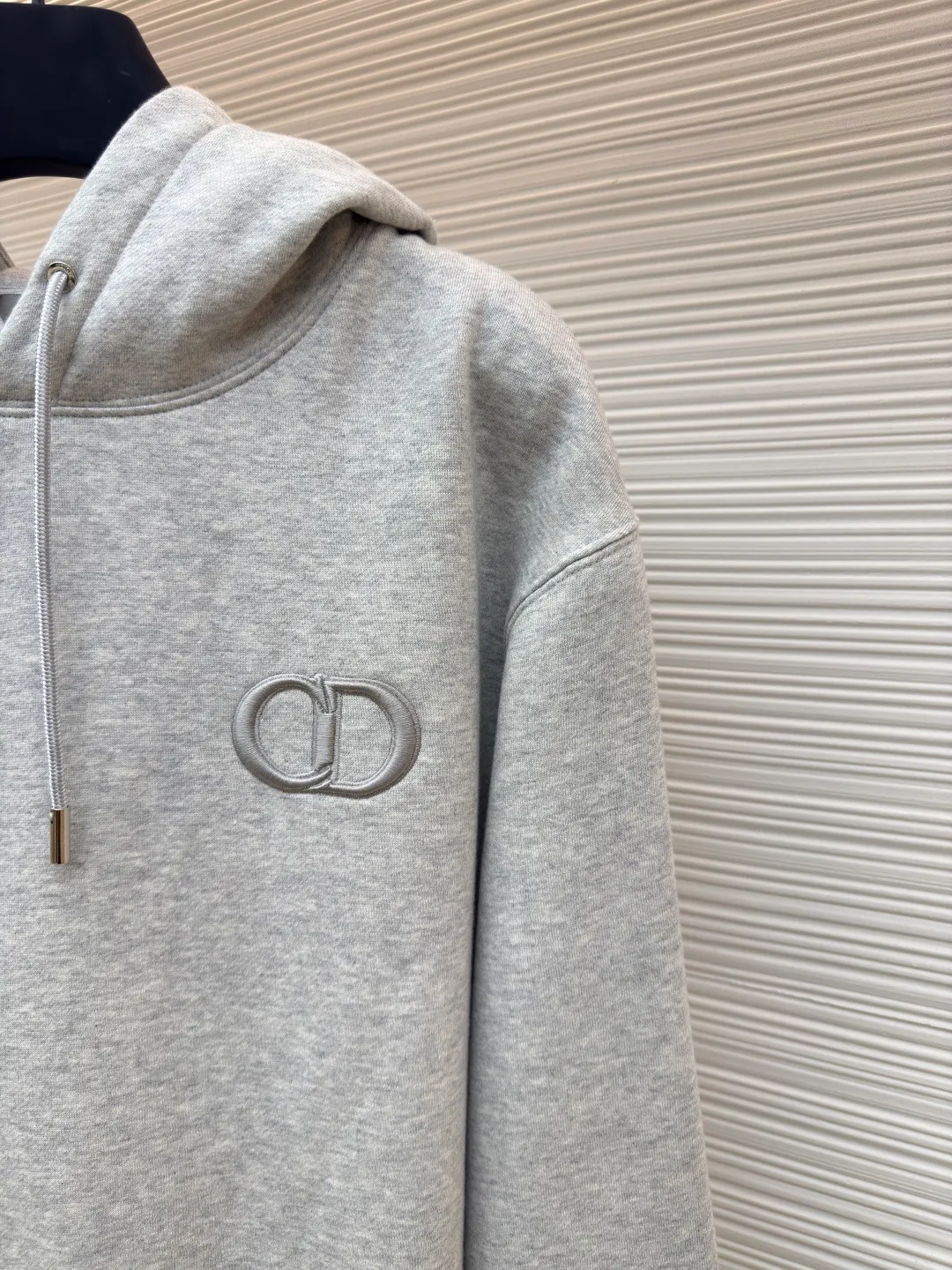 DIOR logo embroidered long-sleeved hoodie ●Authentic product: purchased and developed by 5170 ●Item number: 1680343-A85 ●Fabric: pure cotton fabric ●Technology: embroidery production ●Version: loose fit ●Weight: about 730 grams ●Size: S-M-L-XL ●Description: Made of customized cotton fabric, with classic high-density logo embroidery on the chest and velvet design on the inside. It can be matched with bottoms of the same season to create a fashionable look. It can be worn inside or outside to suit various occasions. Customized accessories, complete with three labels, same style for men and women!